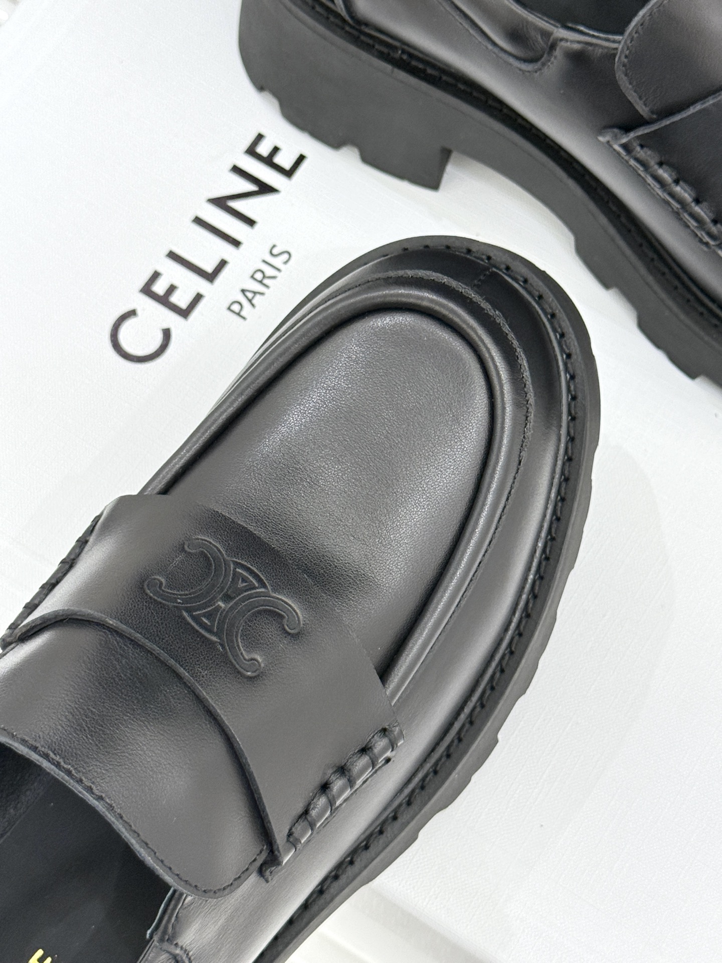 Celine/塞琳25WF凯旋门复古厚底乐福鞋一眼沦陷的复古格调！经典凯旋门标识烙满质感厚底设计暗藏增高