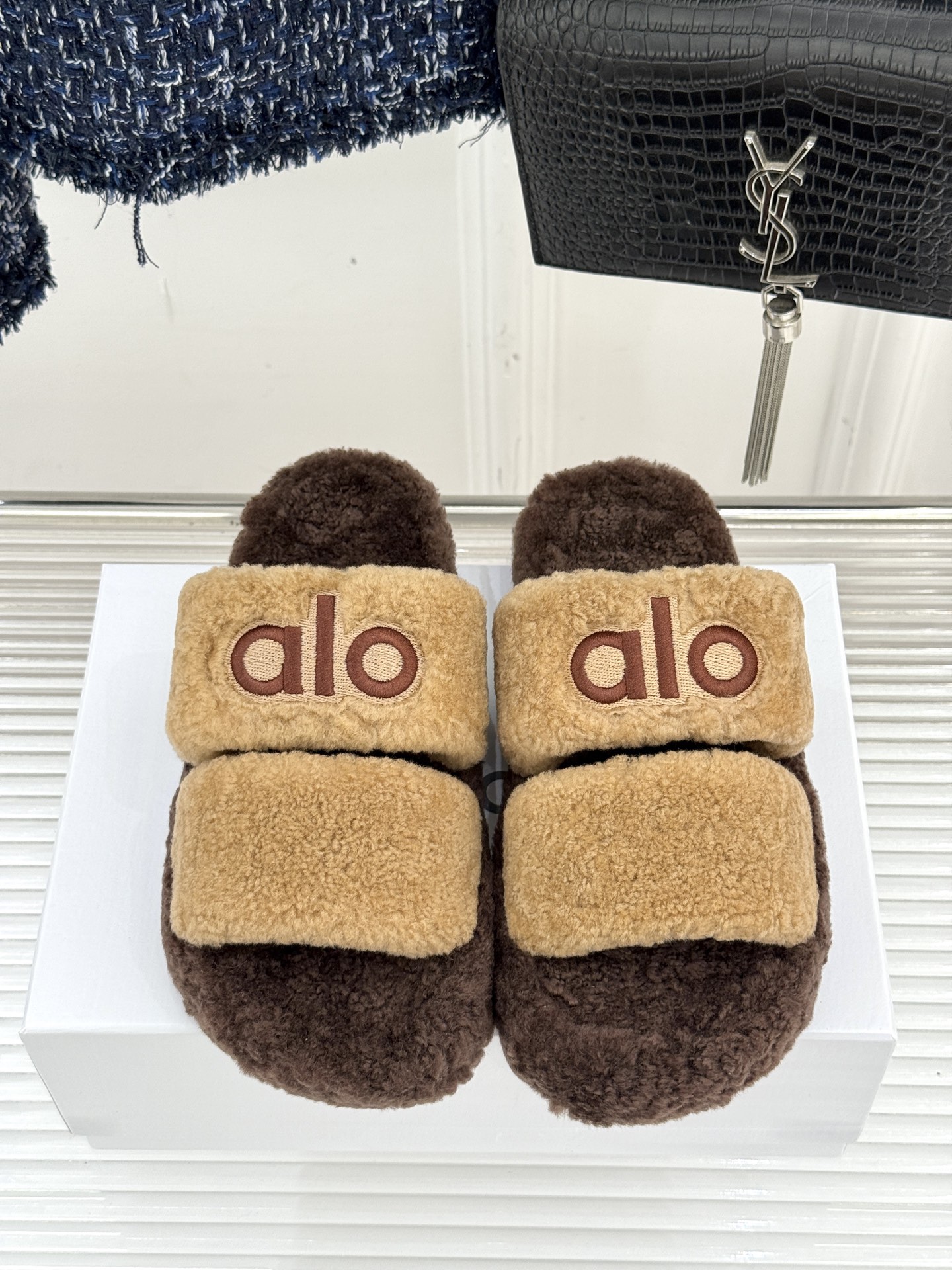 alo25WF秋冬新品毛拖，踩进云朵里的柔软！暖脚更暖日常 宅家遛弯都适配，舒服到不想脱这双毛拖裹着细腻