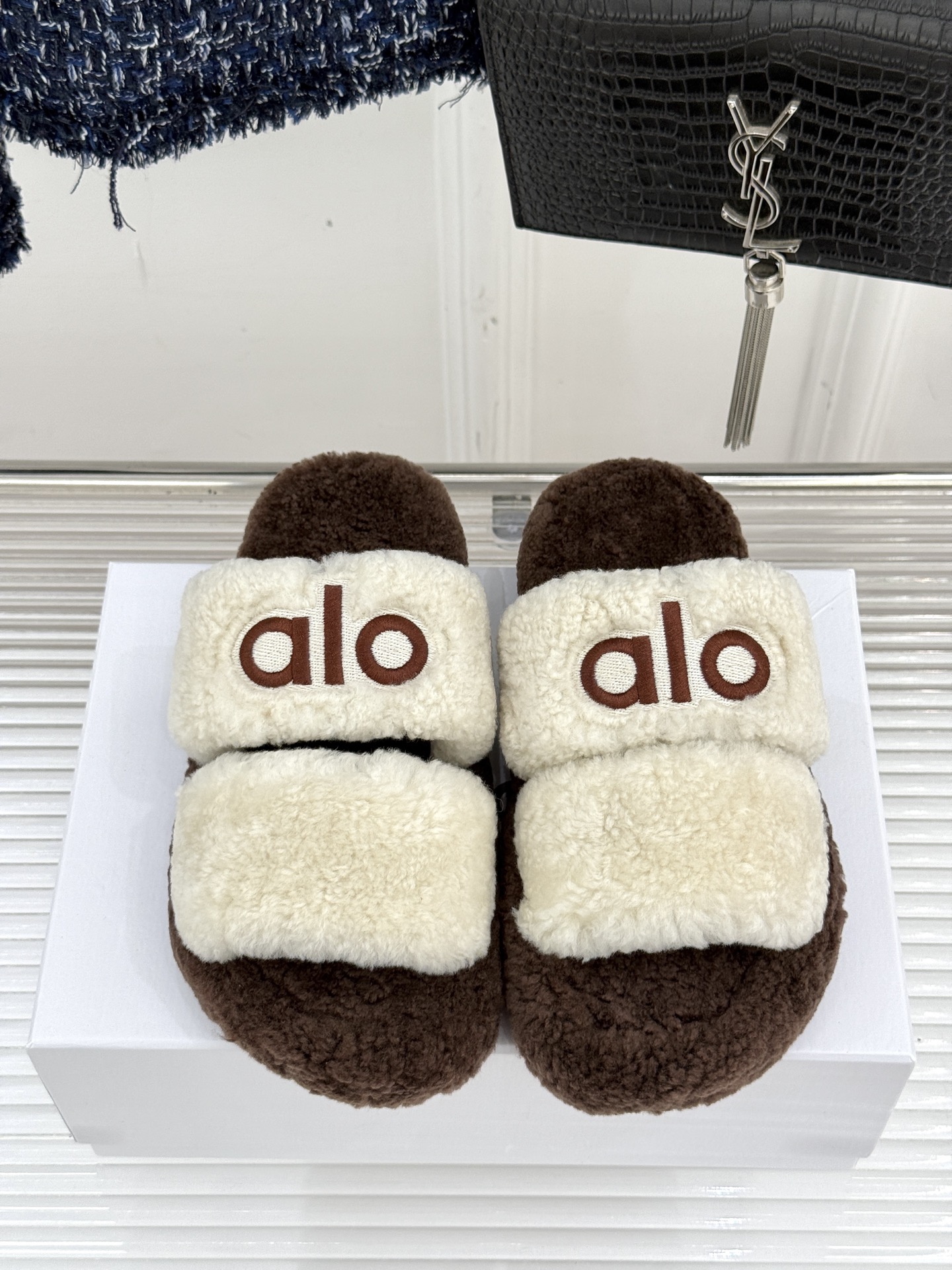 alo25WF秋冬新品毛拖，踩进云朵里的柔软！暖脚更暖日常 宅家遛弯都适配，舒服到不想脱这双毛拖裹着细腻
