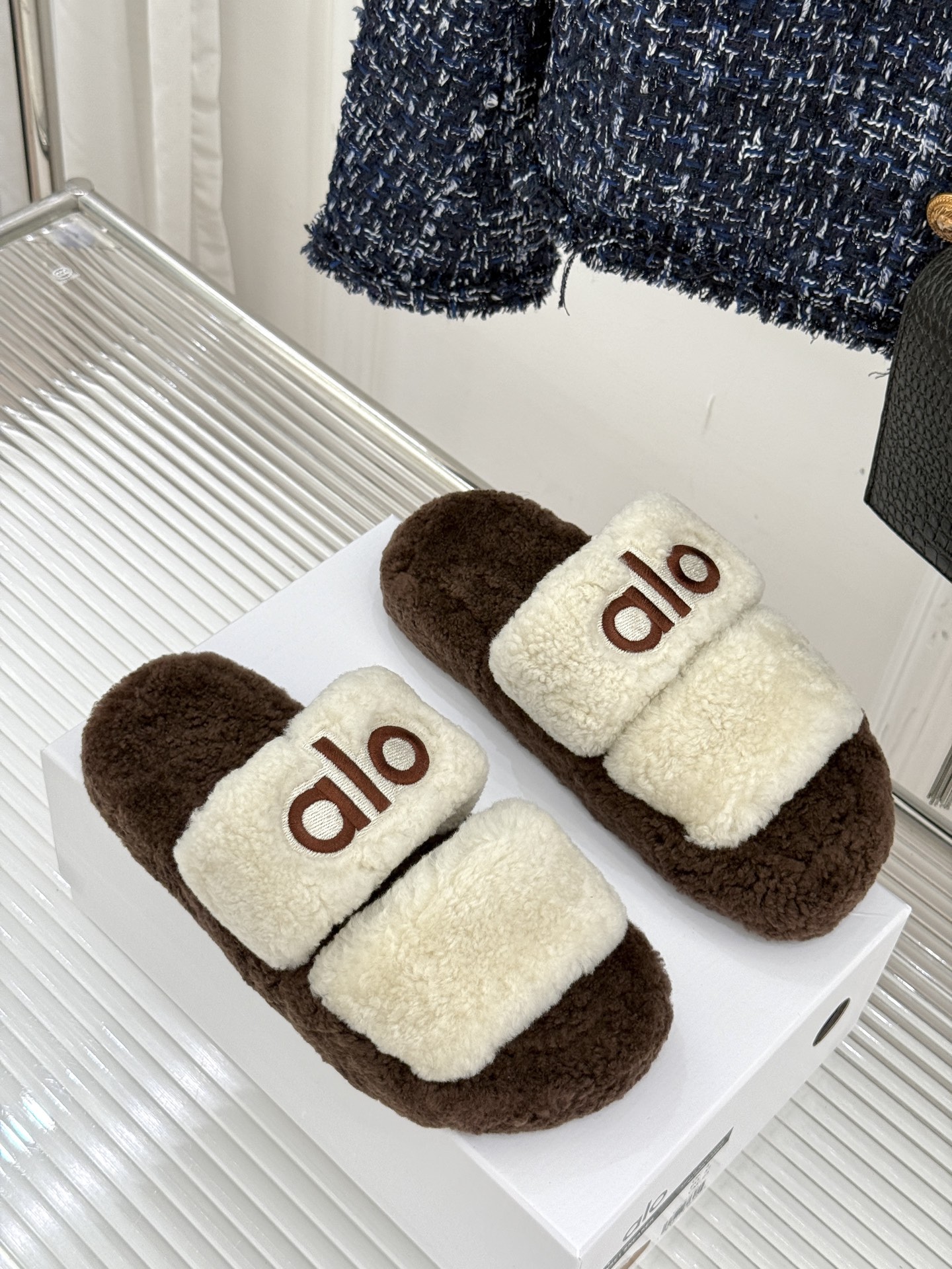 alo25WF秋冬新品毛拖，踩进云朵里的柔软！暖脚更暖日常 宅家遛弯都适配，舒服到不想脱这双毛拖裹着细腻