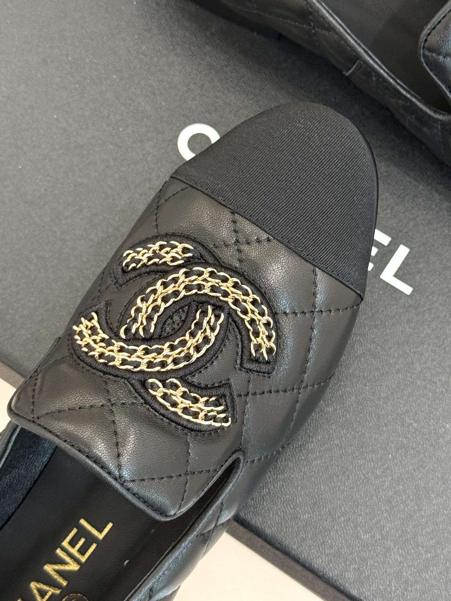 CHANE*｜小香经典双C链条拼色菱格深口单鞋乐福鞋将经典元素玩转出全新魅力。双C链条醒目吸睛 与拼色菱
