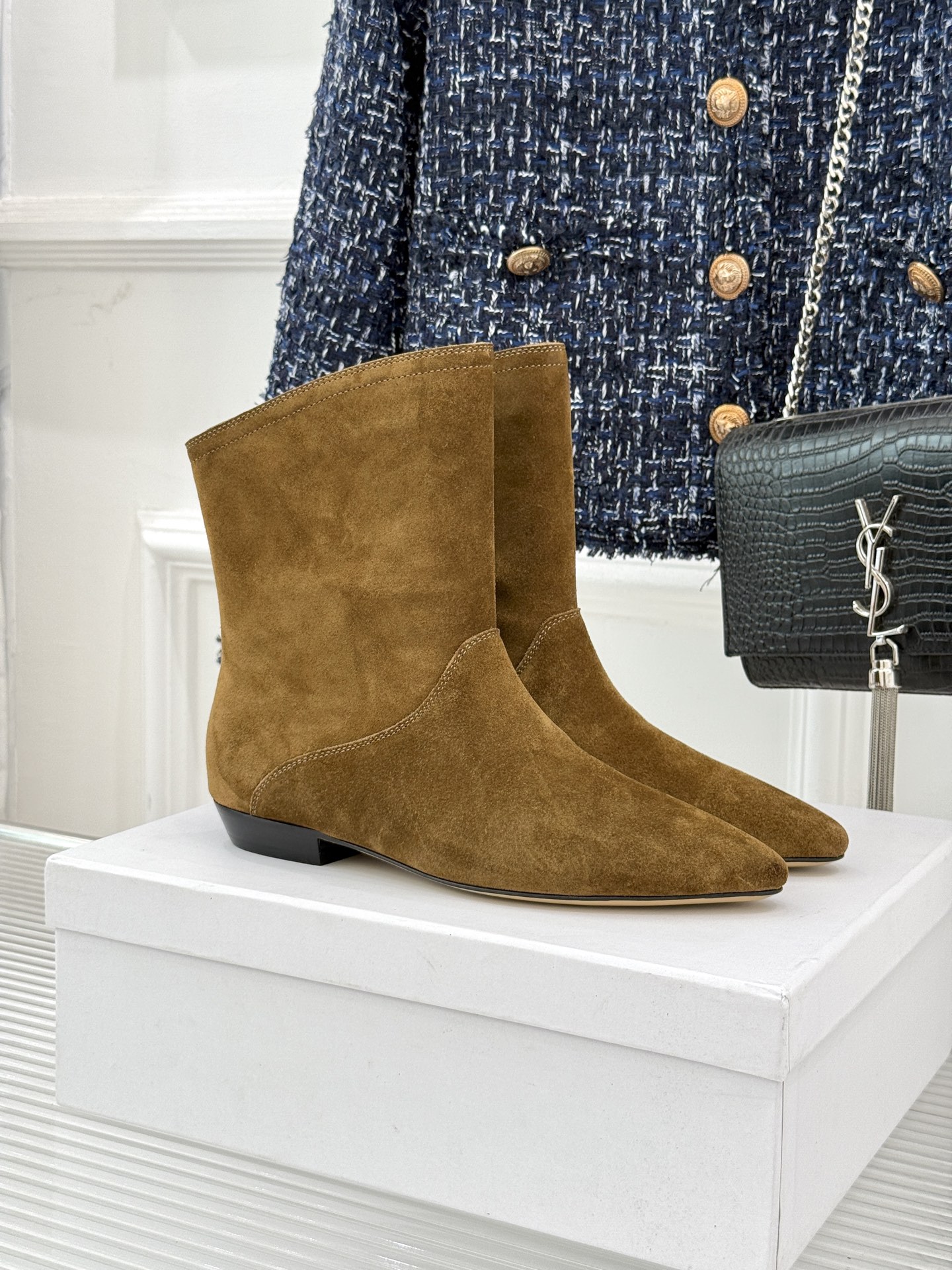 ISABEL MARANT/伊莎贝尔25AW 秋冬极简风复古尖头短靴这双短靴以极简线条勾勒复古轮廓。利落