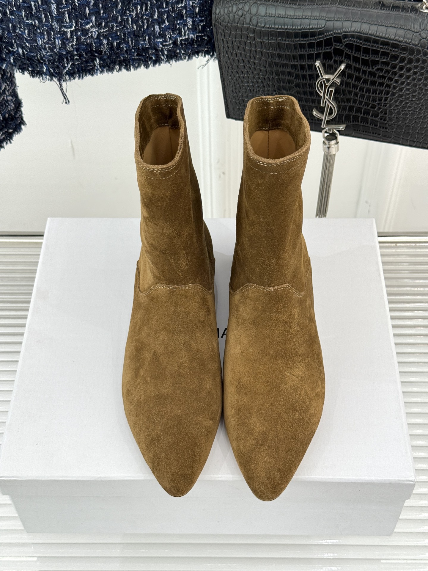 ISABEL MARANT/伊莎贝尔25AW 秋冬极简风复古尖头短靴这双短靴以极简线条勾勒复古轮廓。利落