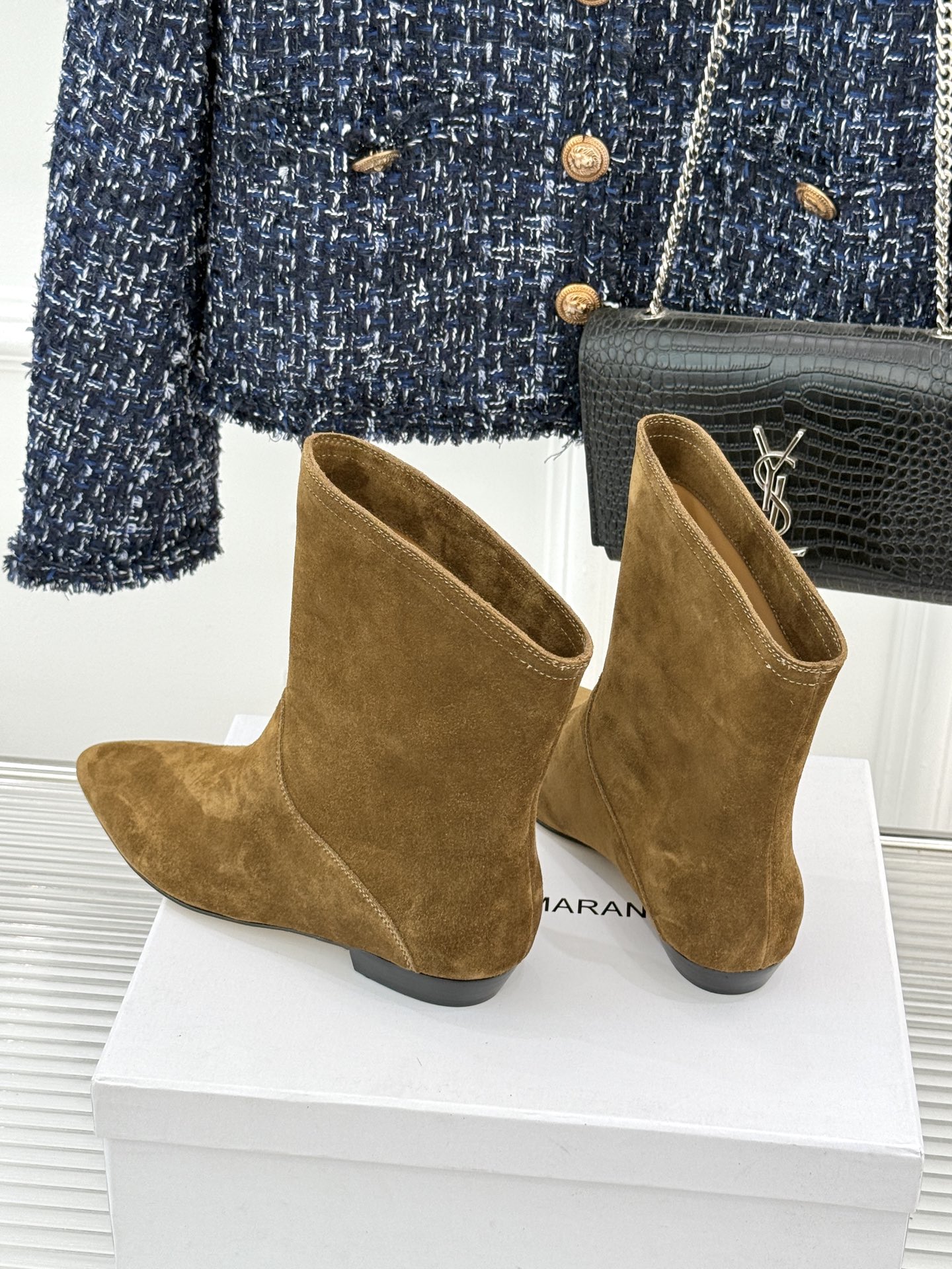 ISABEL MARANT/伊莎贝尔25AW 秋冬极简风复古尖头短靴这双短靴以极简线条勾勒复古轮廓。利落