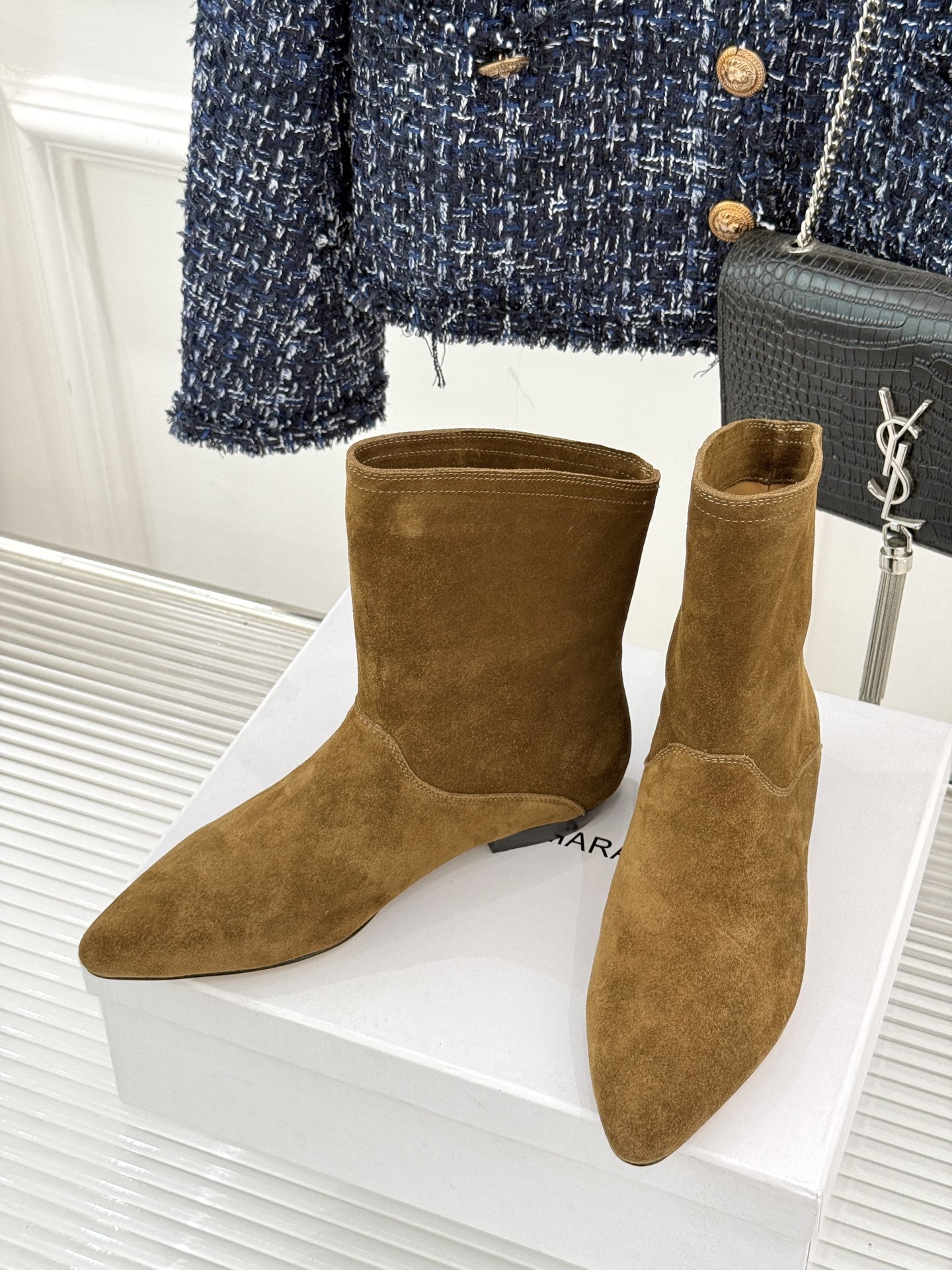 ISABEL MARANT/伊莎贝尔25AW 秋冬极简风复古尖头短靴这双短靴以极简线条勾勒复古轮廓。利落