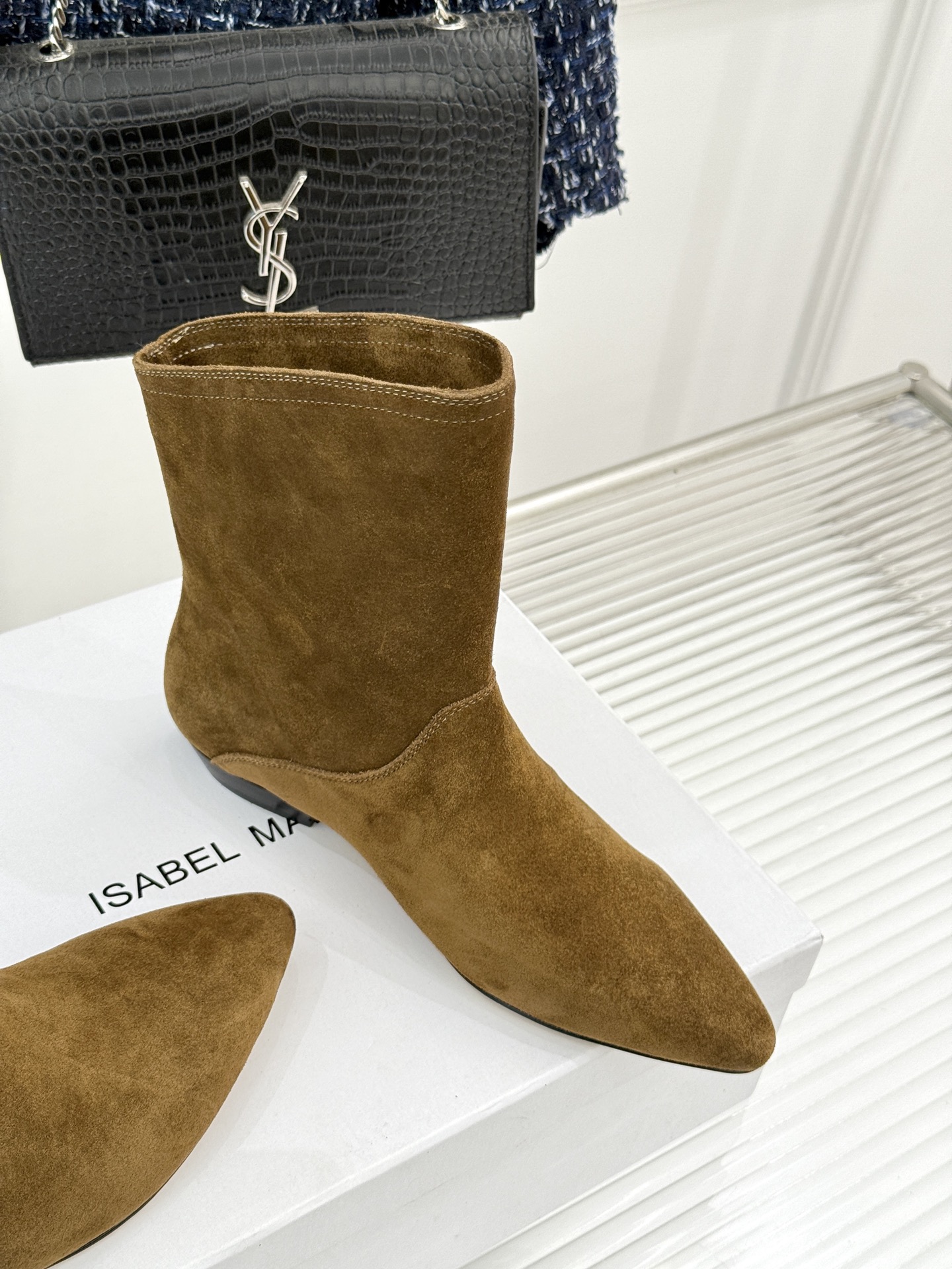 ISABEL MARANT/伊莎贝尔25AW 秋冬极简风复古尖头短靴这双短靴以极简线条勾勒复古轮廓。利落