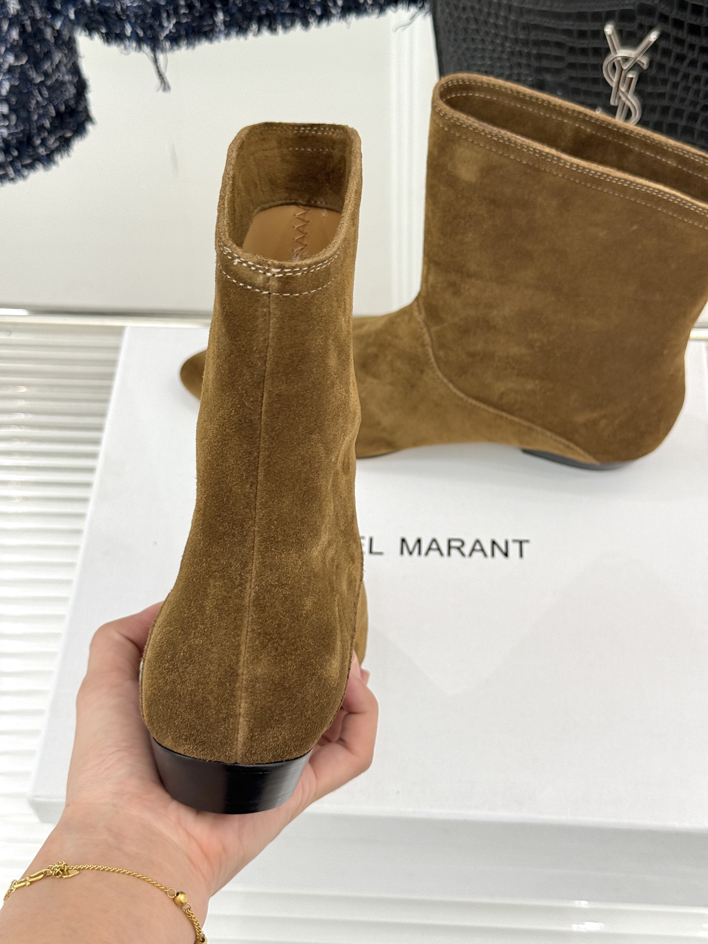ISABEL MARANT/伊莎贝尔25AW 秋冬极简风复古尖头短靴这双短靴以极简线条勾勒复古轮廓。利落