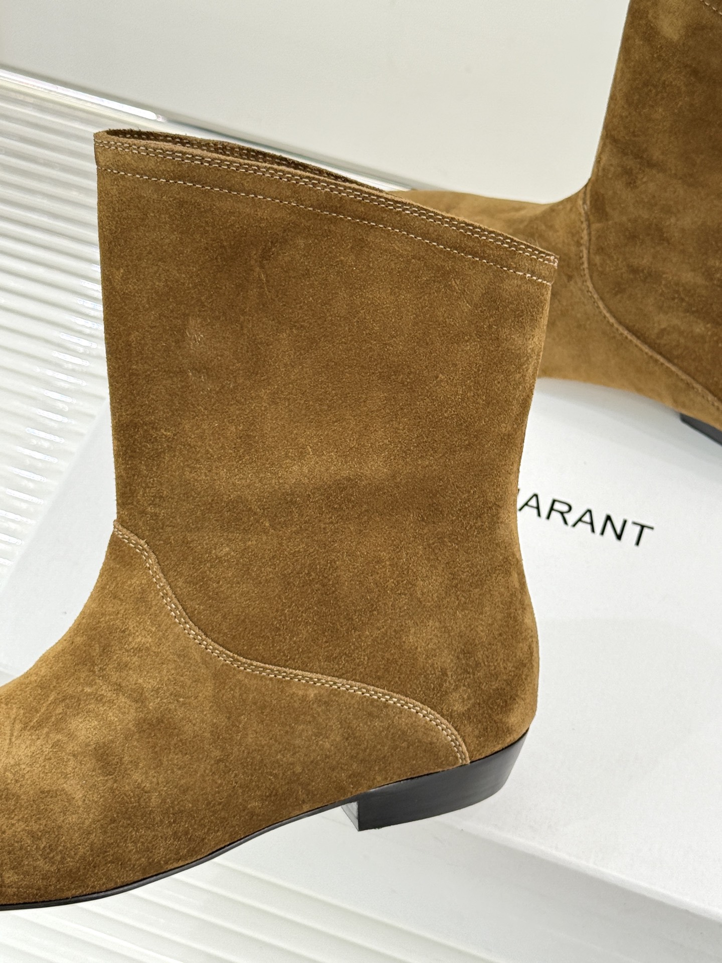ISABEL MARANT/伊莎贝尔25AW 秋冬极简风复古尖头短靴这双短靴以极简线条勾勒复古轮廓。利落