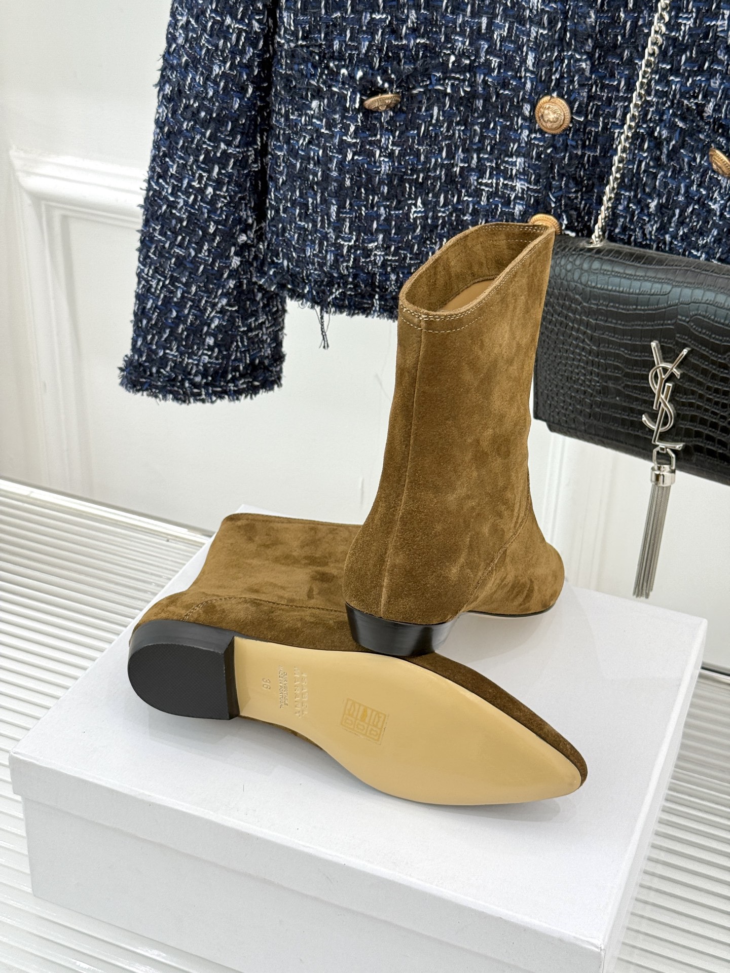 ISABEL MARANT/伊莎贝尔25AW 秋冬极简风复古尖头短靴这双短靴以极简线条勾勒复古轮廓。利落