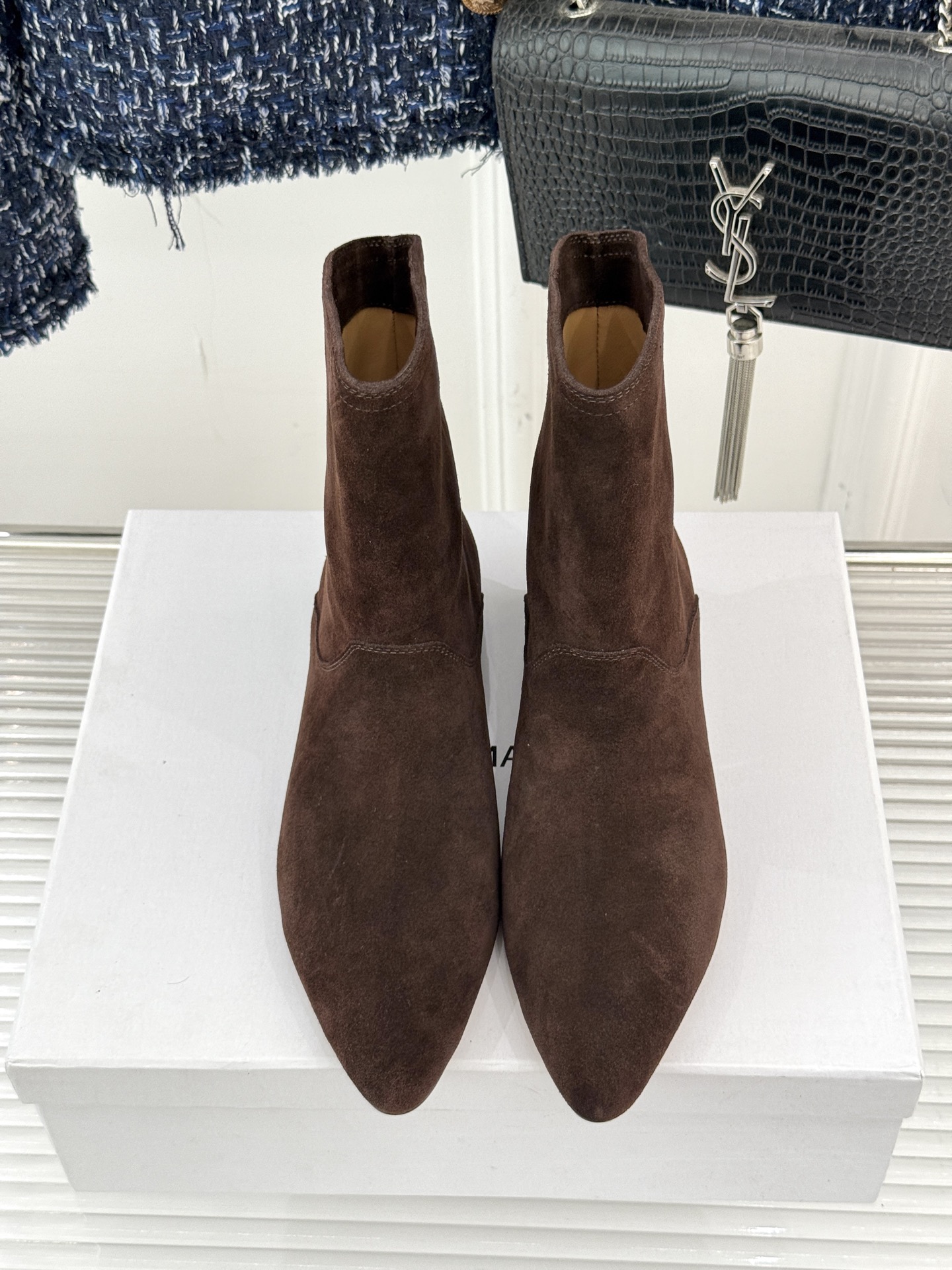 ISABEL MARANT/伊莎贝尔25AW 秋冬极简风复古尖头短靴这双短靴以极简线条勾勒复古轮廓。利落