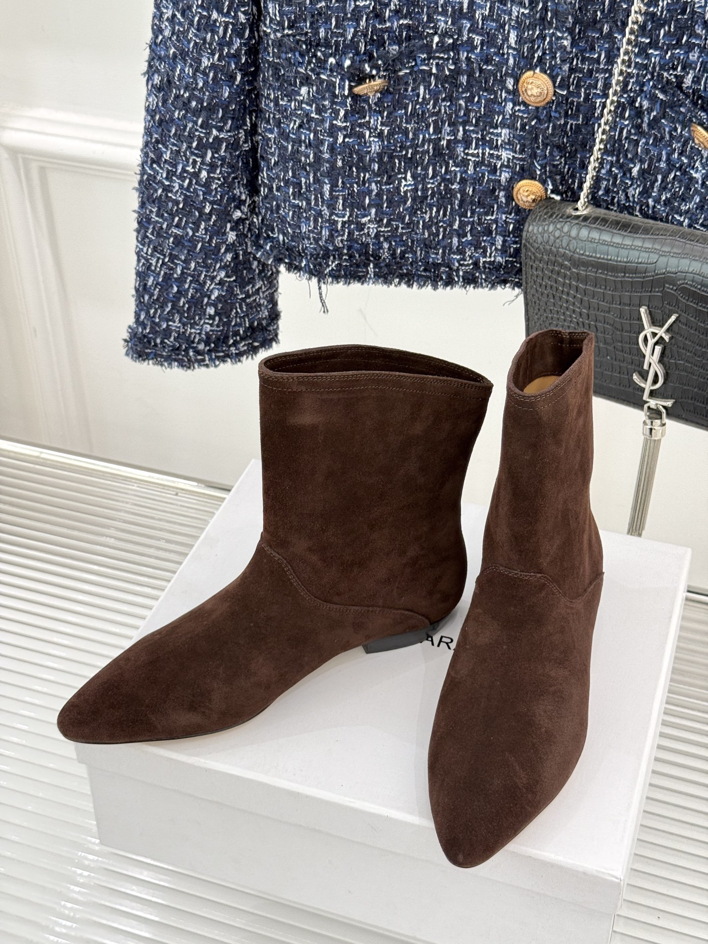ISABEL MARANT/伊莎贝尔25AW 秋冬极简风复古尖头短靴这双短靴以极简线条勾勒复古轮廓。利落