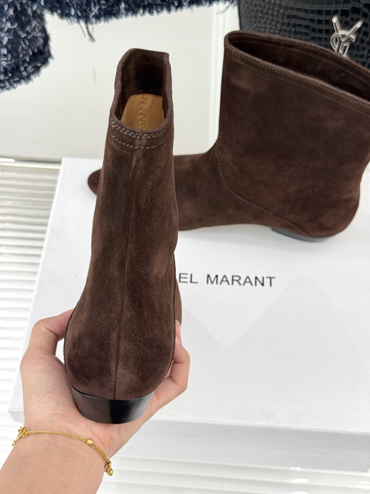 ISABEL MARANT/伊莎贝尔25AW 秋冬极简风复古尖头短靴这双短靴以极简线条勾勒复古轮廓。利落