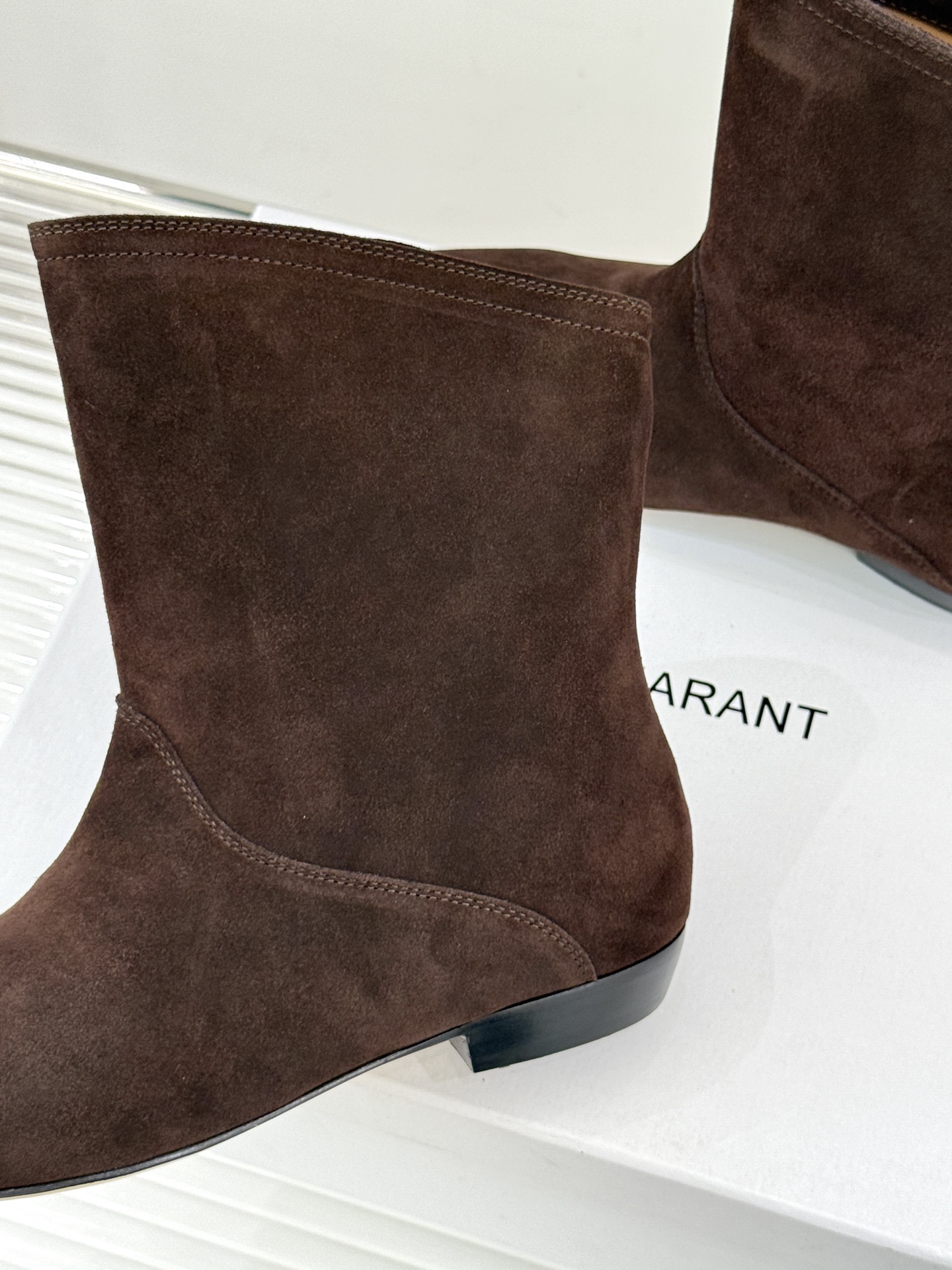 ISABEL MARANT/伊莎贝尔25AW 秋冬极简风复古尖头短靴这双短靴以极简线条勾勒复古轮廓。利落