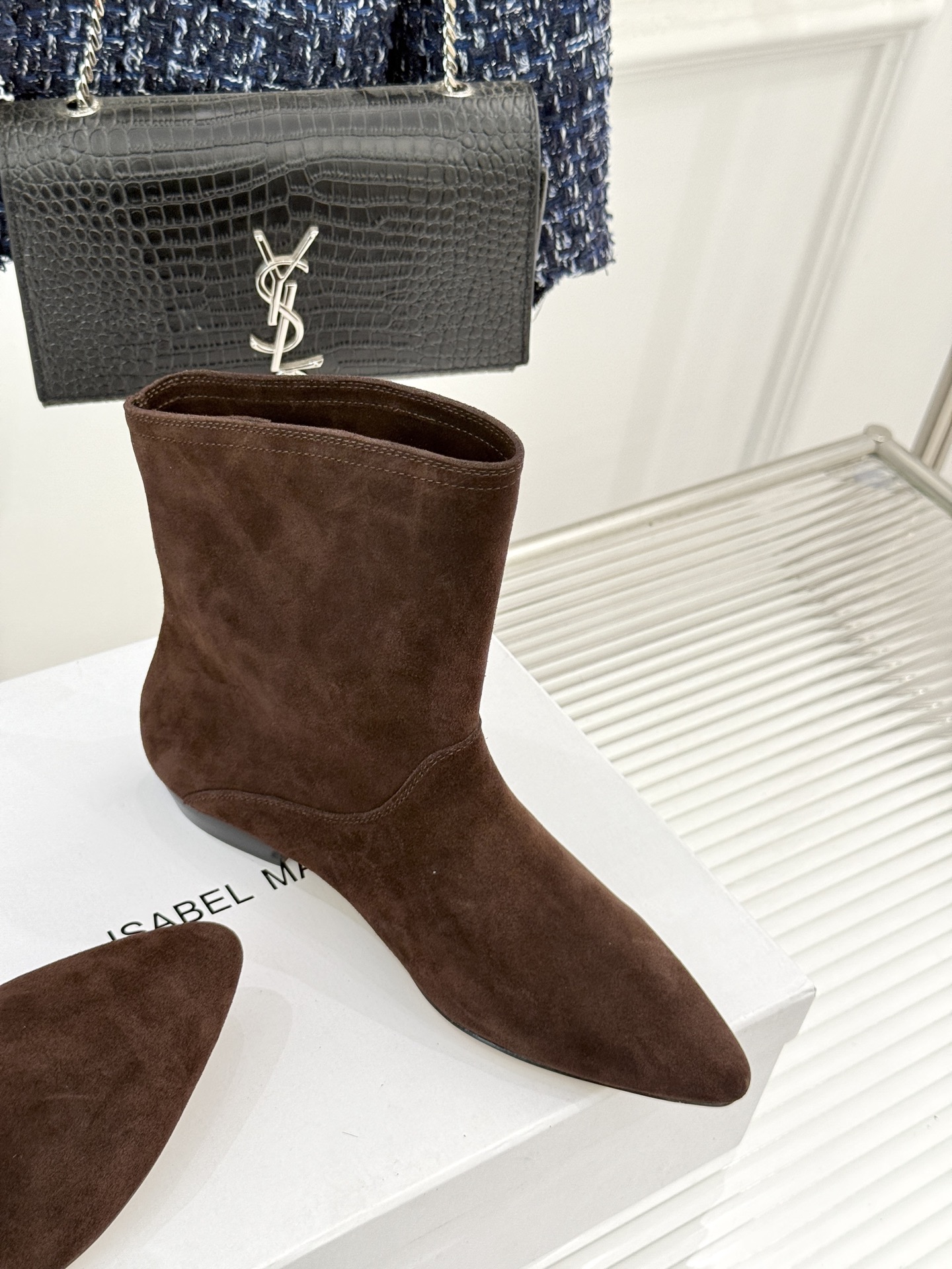 ISABEL MARANT/伊莎贝尔25AW 秋冬极简风复古尖头短靴这双短靴以极简线条勾勒复古轮廓。利落