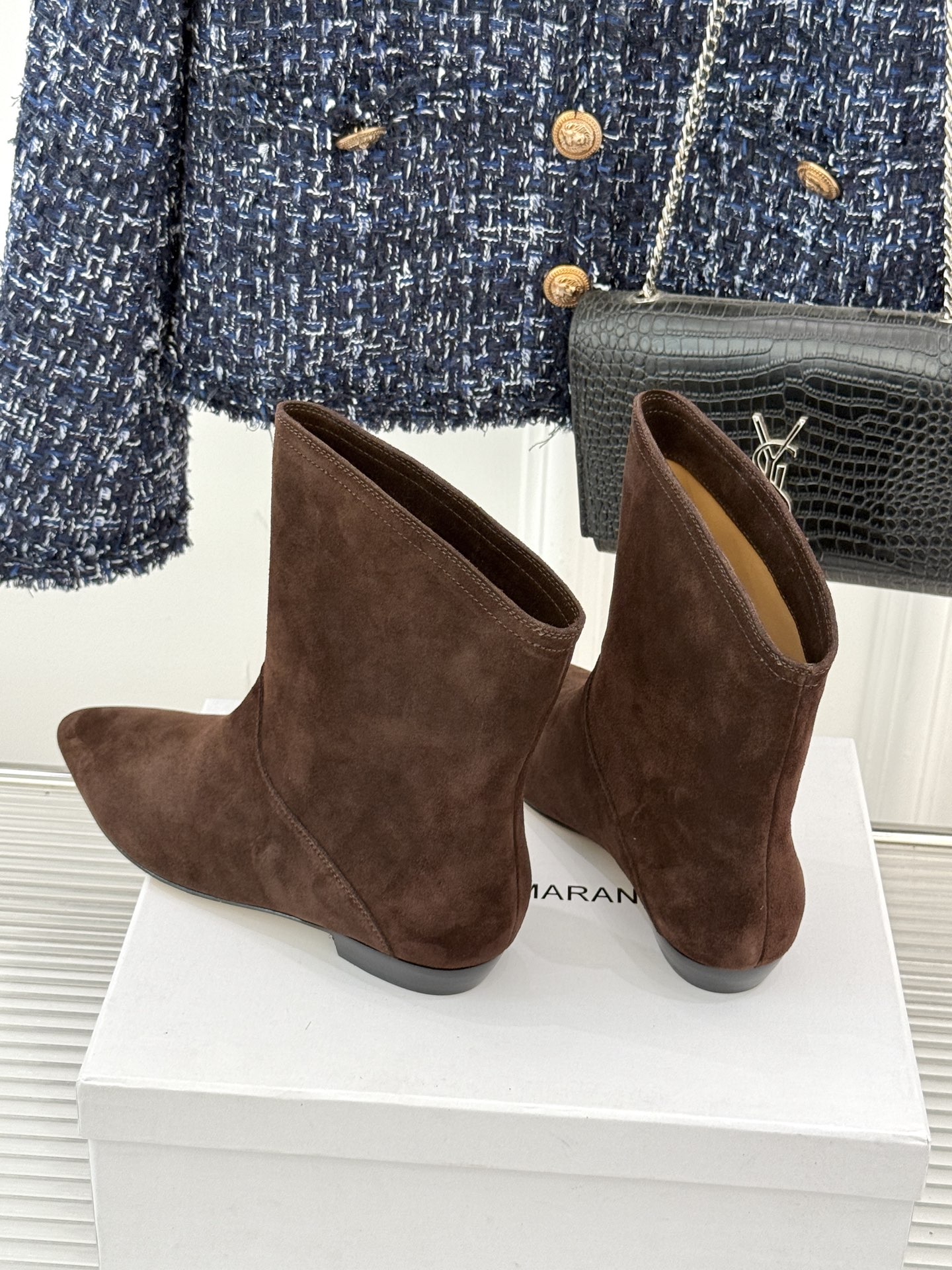 ISABEL MARANT/伊莎贝尔25AW 秋冬极简风复古尖头短靴这双短靴以极简线条勾勒复古轮廓。利落