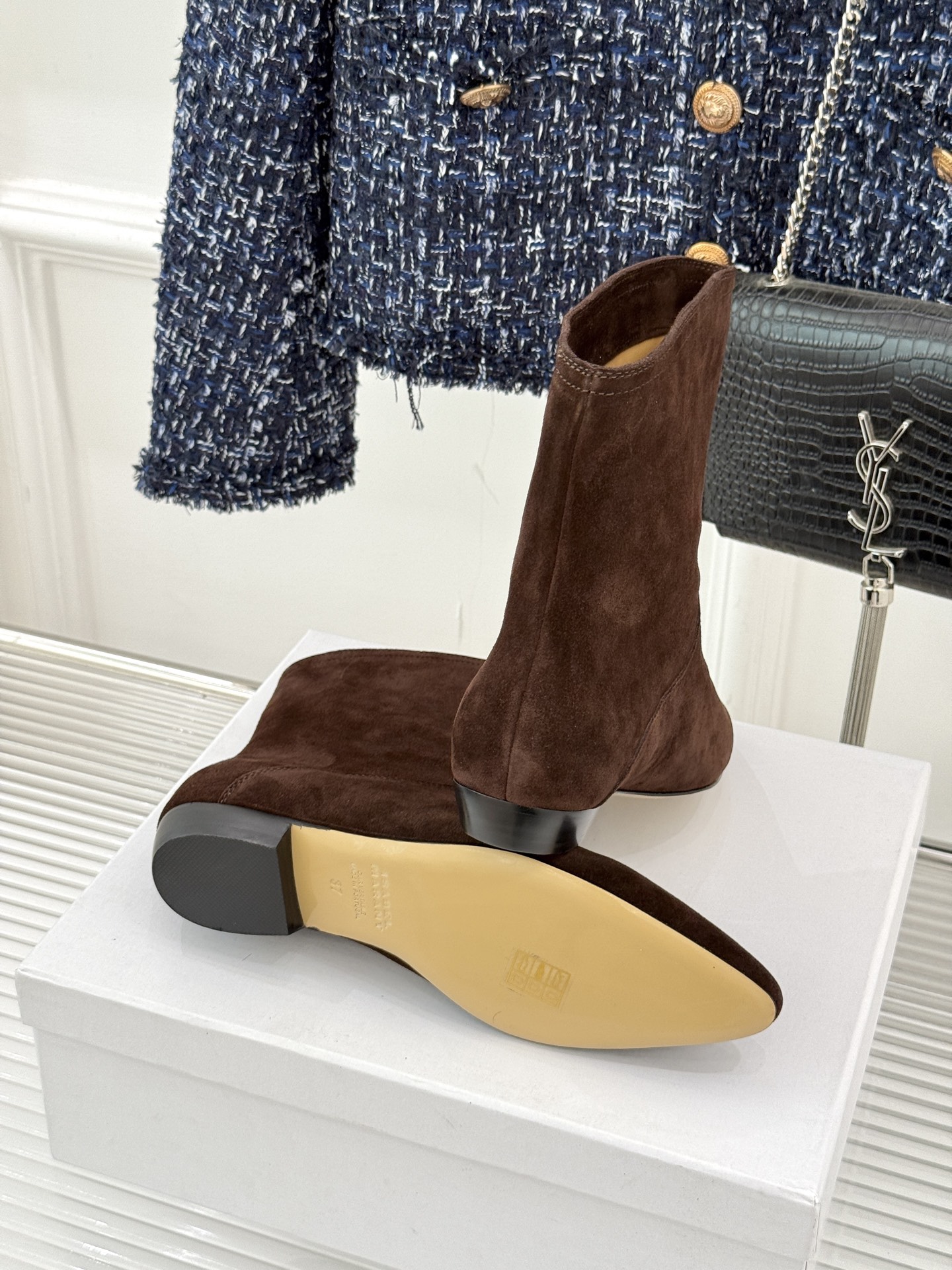 ISABEL MARANT/伊莎贝尔25AW 秋冬极简风复古尖头短靴这双短靴以极简线条勾勒复古轮廓。利落