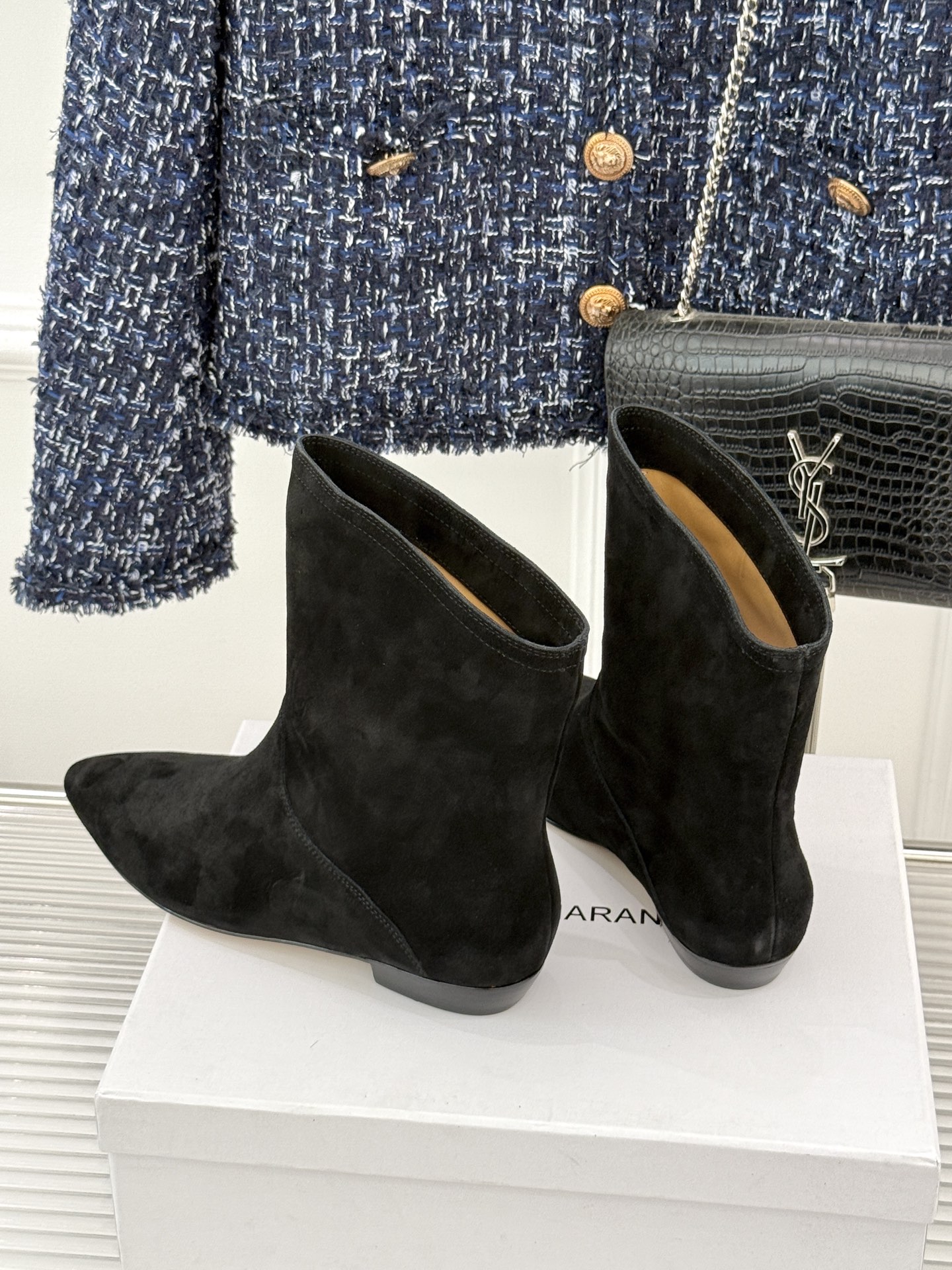 ISABEL MARANT/伊莎贝尔25AW 秋冬极简风复古尖头短靴这双短靴以极简线条勾勒复古轮廓。利落