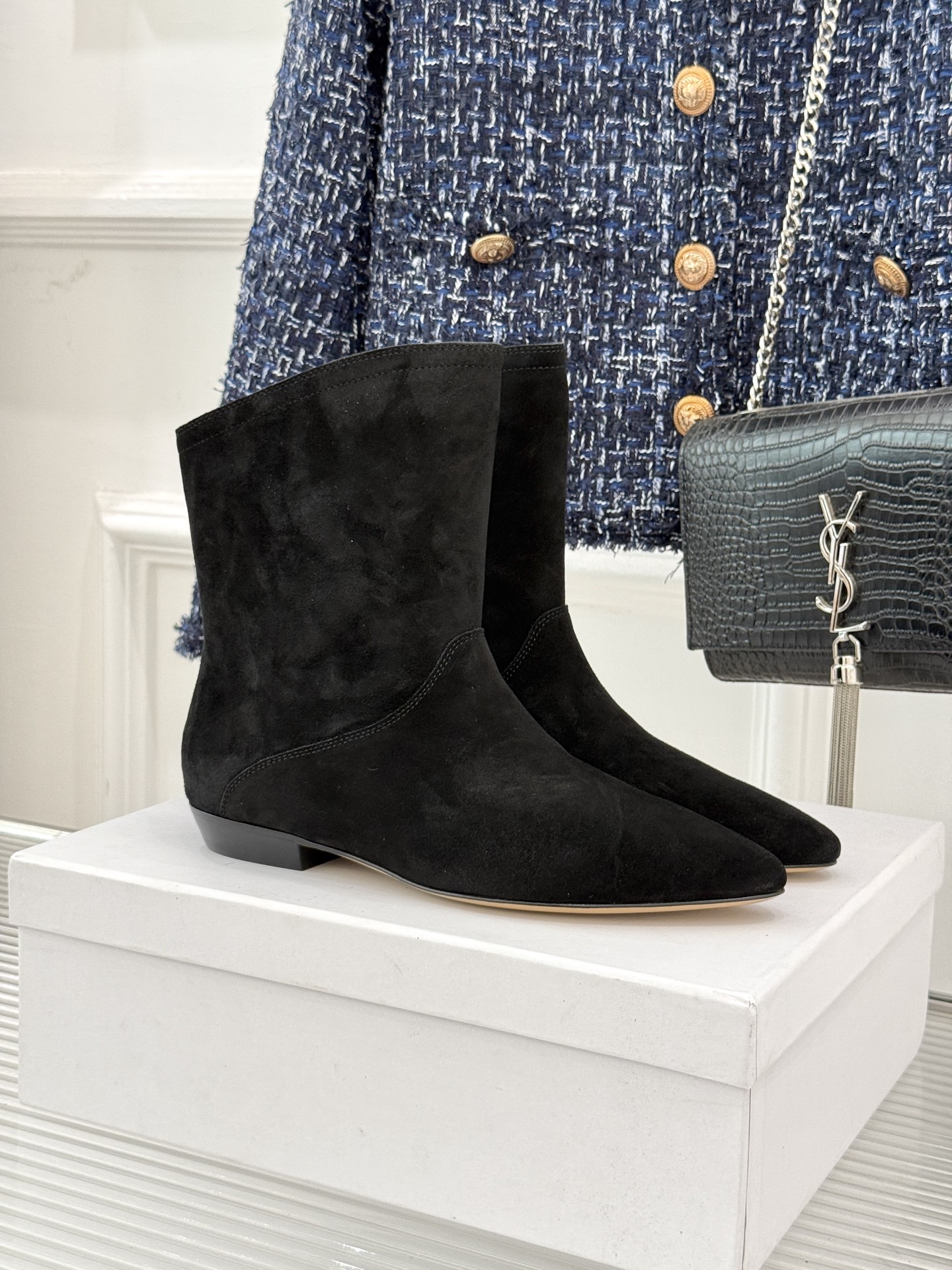 ISABEL MARANT/伊莎贝尔25AW 秋冬极简风复古尖头短靴这双短靴以极简线条勾勒复古轮廓。利落
