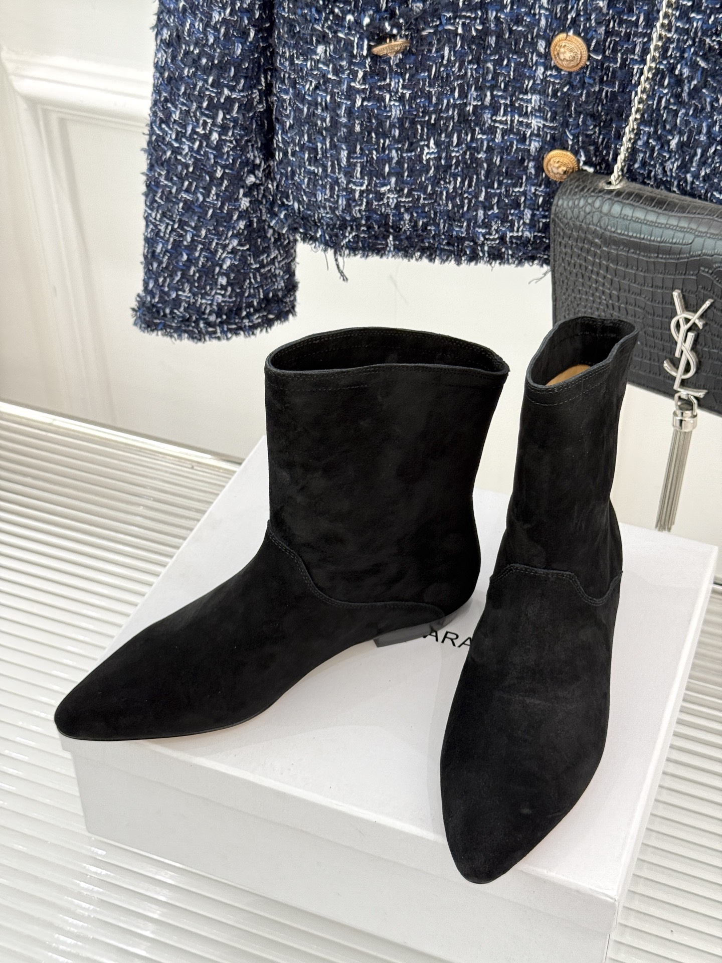 ISABEL MARANT/伊莎贝尔25AW 秋冬极简风复古尖头短靴这双短靴以极简线条勾勒复古轮廓。利落
