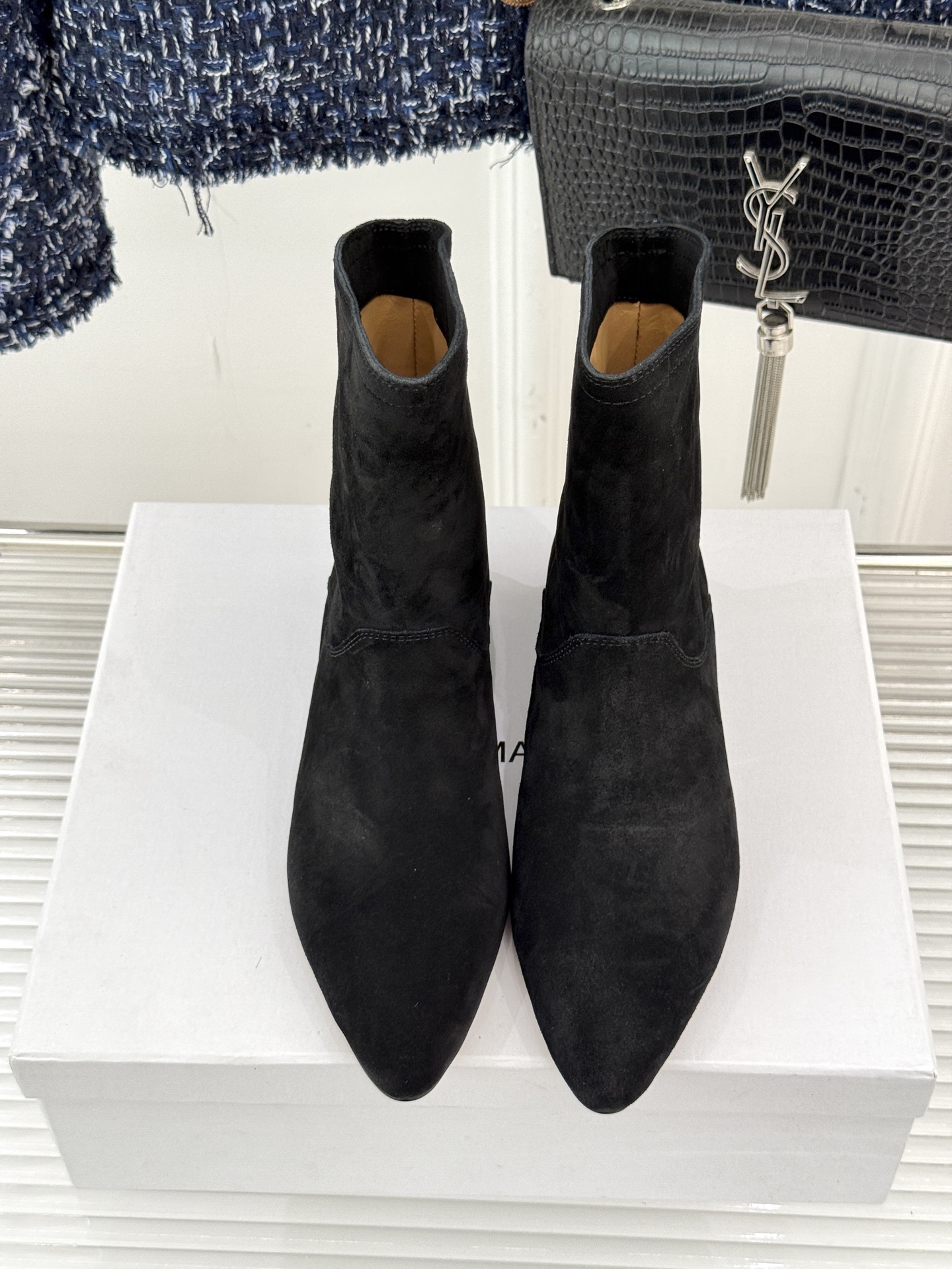 ISABEL MARANT/伊莎贝尔25AW 秋冬极简风复古尖头短靴这双短靴以极简线条勾勒复古轮廓。利落