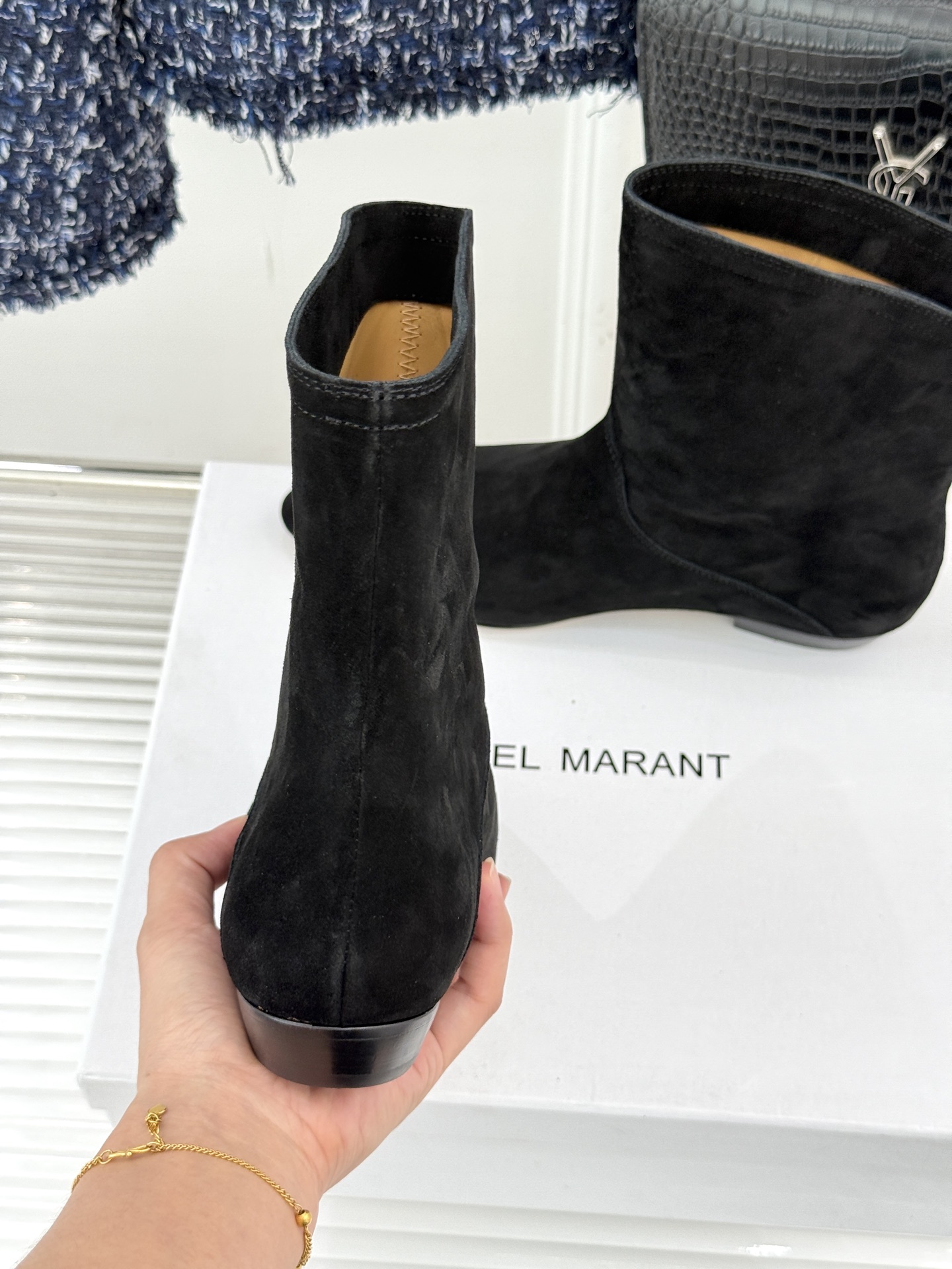 ISABEL MARANT/伊莎贝尔25AW 秋冬极简风复古尖头短靴这双短靴以极简线条勾勒复古轮廓。利落