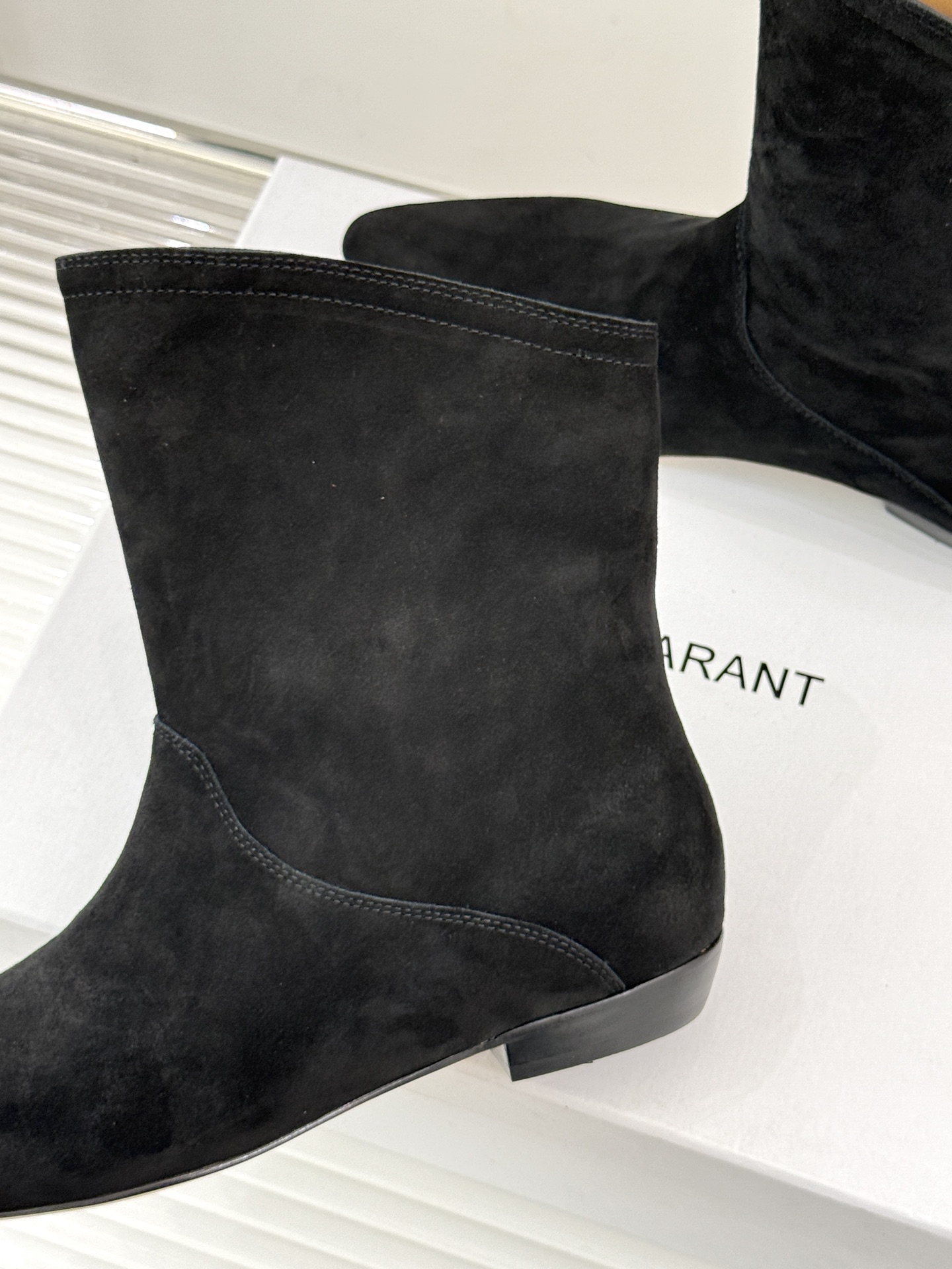 ISABEL MARANT/伊莎贝尔25AW 秋冬极简风复古尖头短靴这双短靴以极简线条勾勒复古轮廓。利落