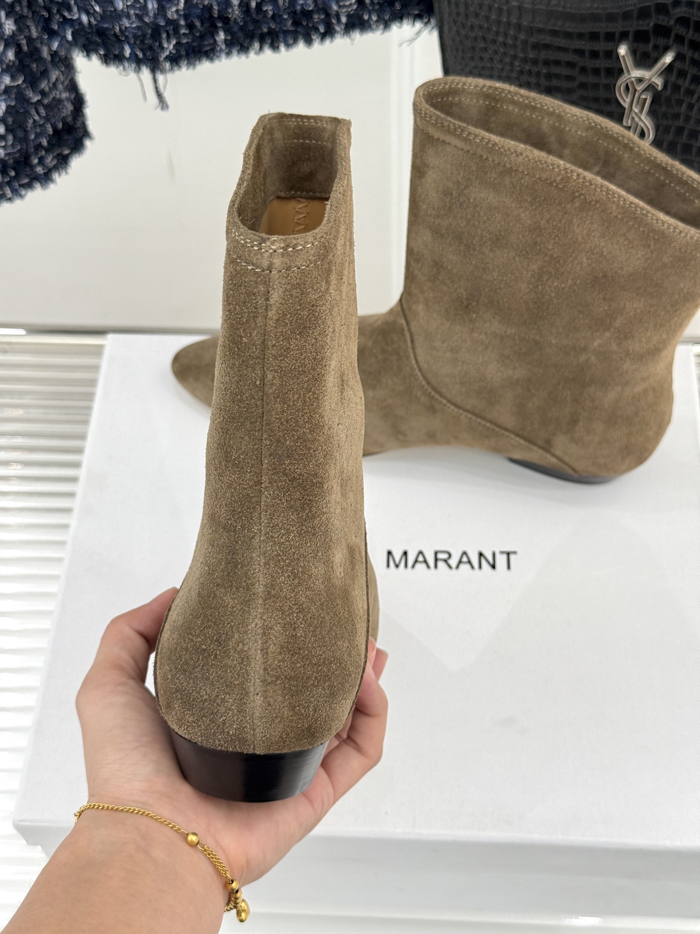 ISABEL MARANT/伊莎贝尔25AW 秋冬极简风复古尖头短靴这双短靴以极简线条勾勒复古轮廓。利落