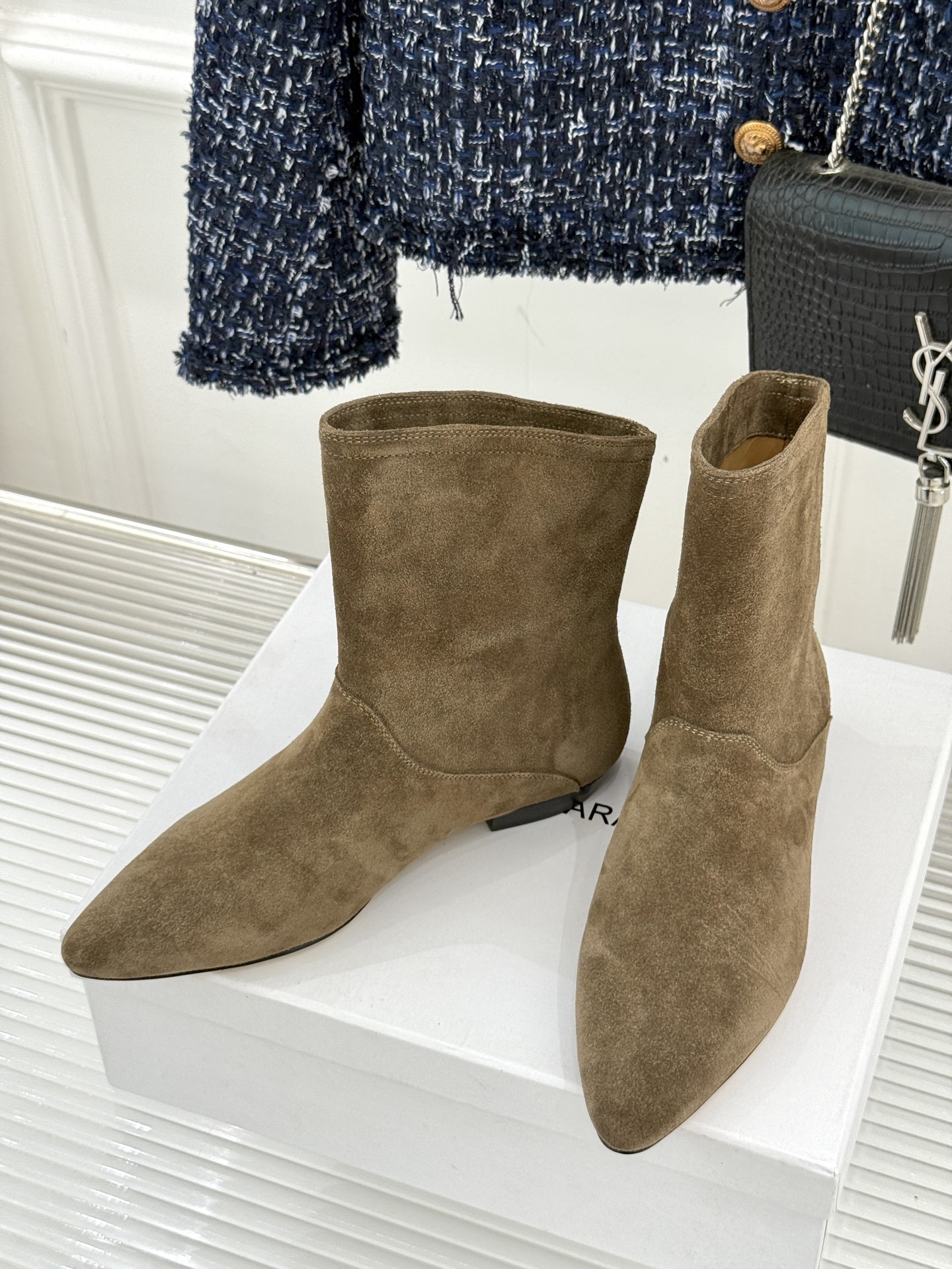 ISABEL MARANT/伊莎贝尔25AW 秋冬极简风复古尖头短靴这双短靴以极简线条勾勒复古轮廓。利落