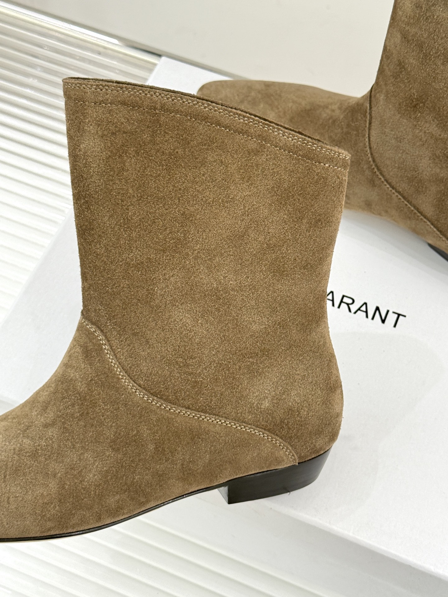 ISABEL MARANT/伊莎贝尔25AW 秋冬极简风复古尖头短靴这双短靴以极简线条勾勒复古轮廓。利落