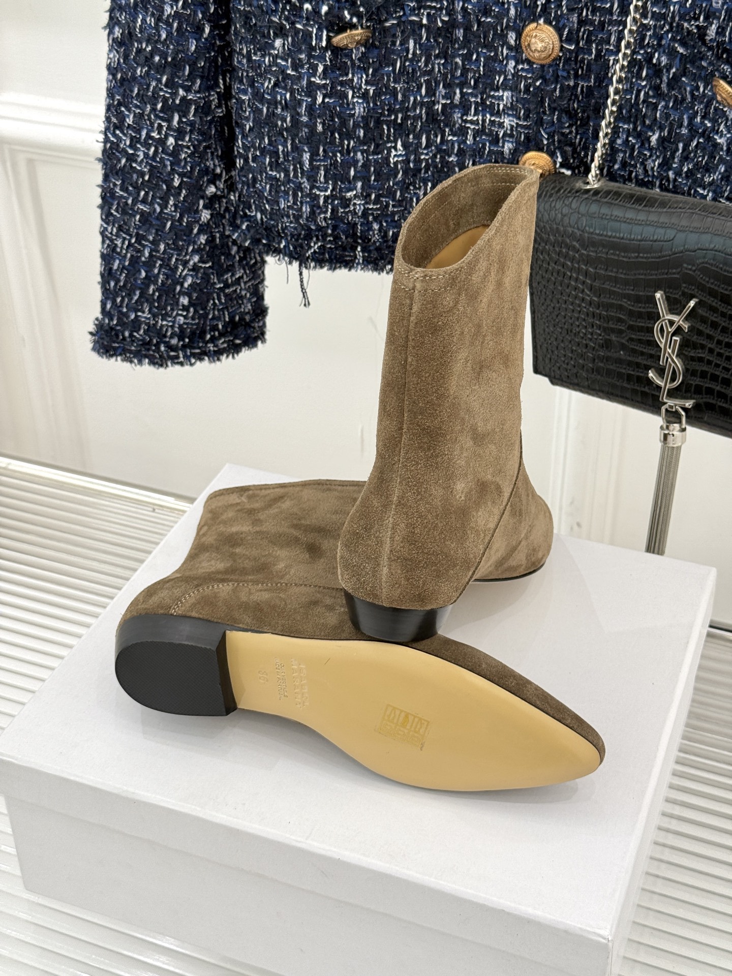 ISABEL MARANT/伊莎贝尔25AW 秋冬极简风复古尖头短靴这双短靴以极简线条勾勒复古轮廓。利落