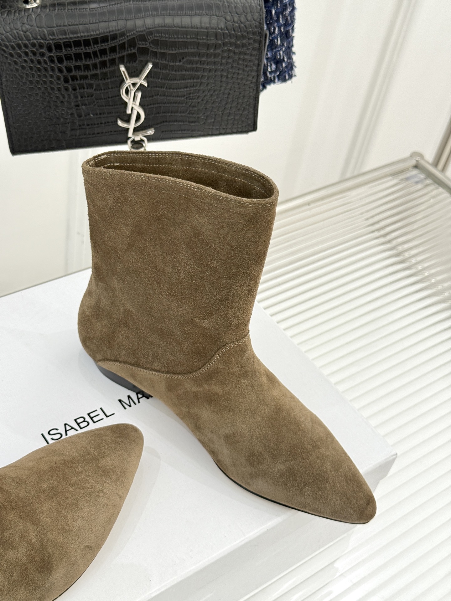 ISABEL MARANT/伊莎贝尔25AW 秋冬极简风复古尖头短靴这双短靴以极简线条勾勒复古轮廓。利落