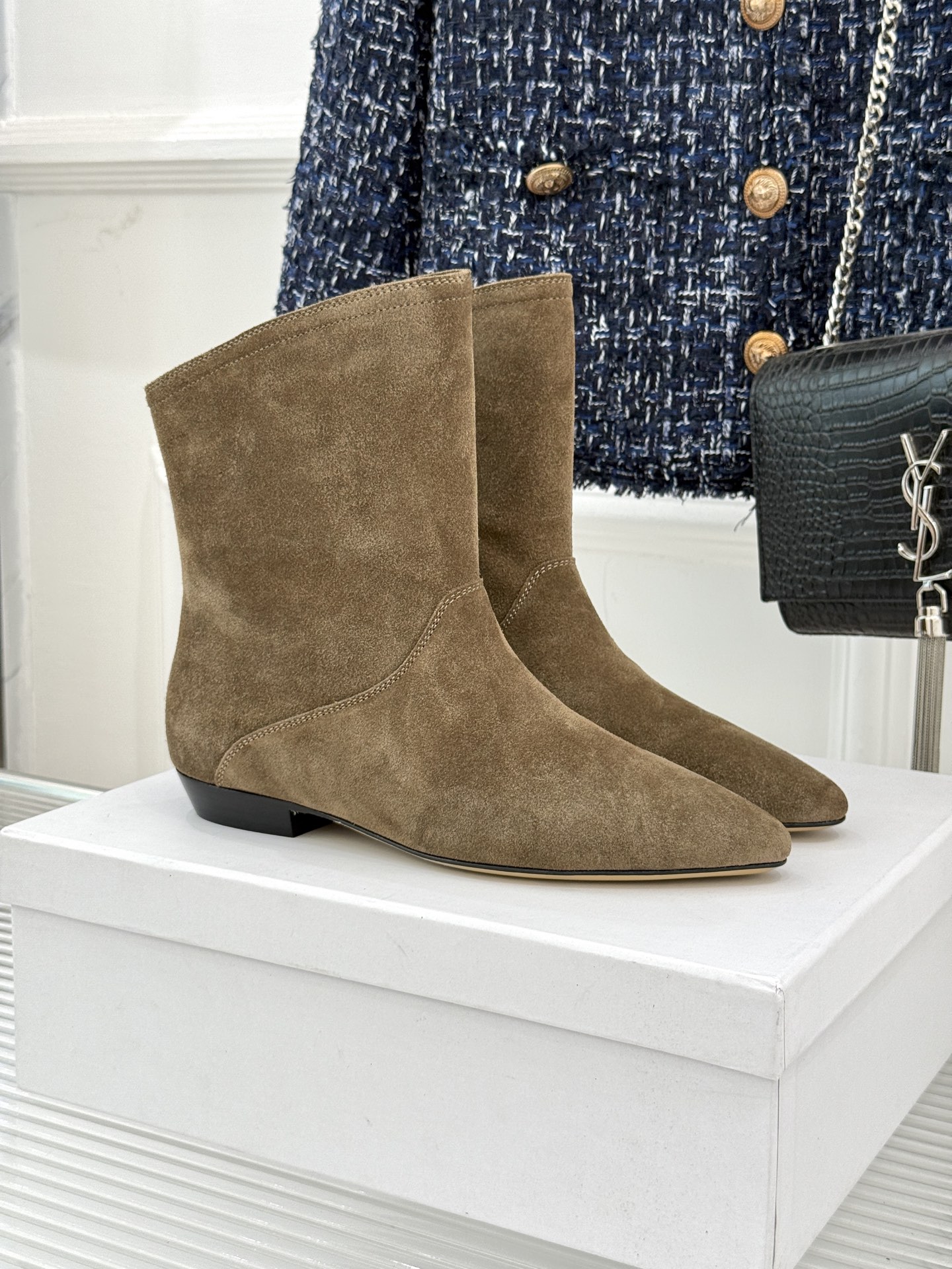 ISABEL MARANT/伊莎贝尔25AW 秋冬极简风复古尖头短靴这双短靴以极简线条勾勒复古轮廓。利落