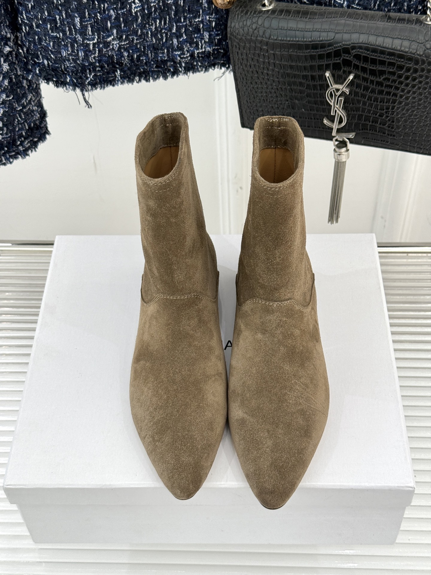 ISABEL MARANT/伊莎贝尔25AW 秋冬极简风复古尖头短靴这双短靴以极简线条勾勒复古轮廓。利落