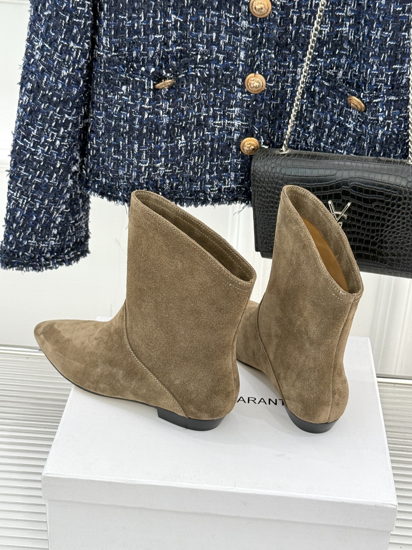 ISABEL MARANT/伊莎贝尔25AW 秋冬极简风复古尖头短靴这双短靴以极简线条勾勒复古轮廓。利落