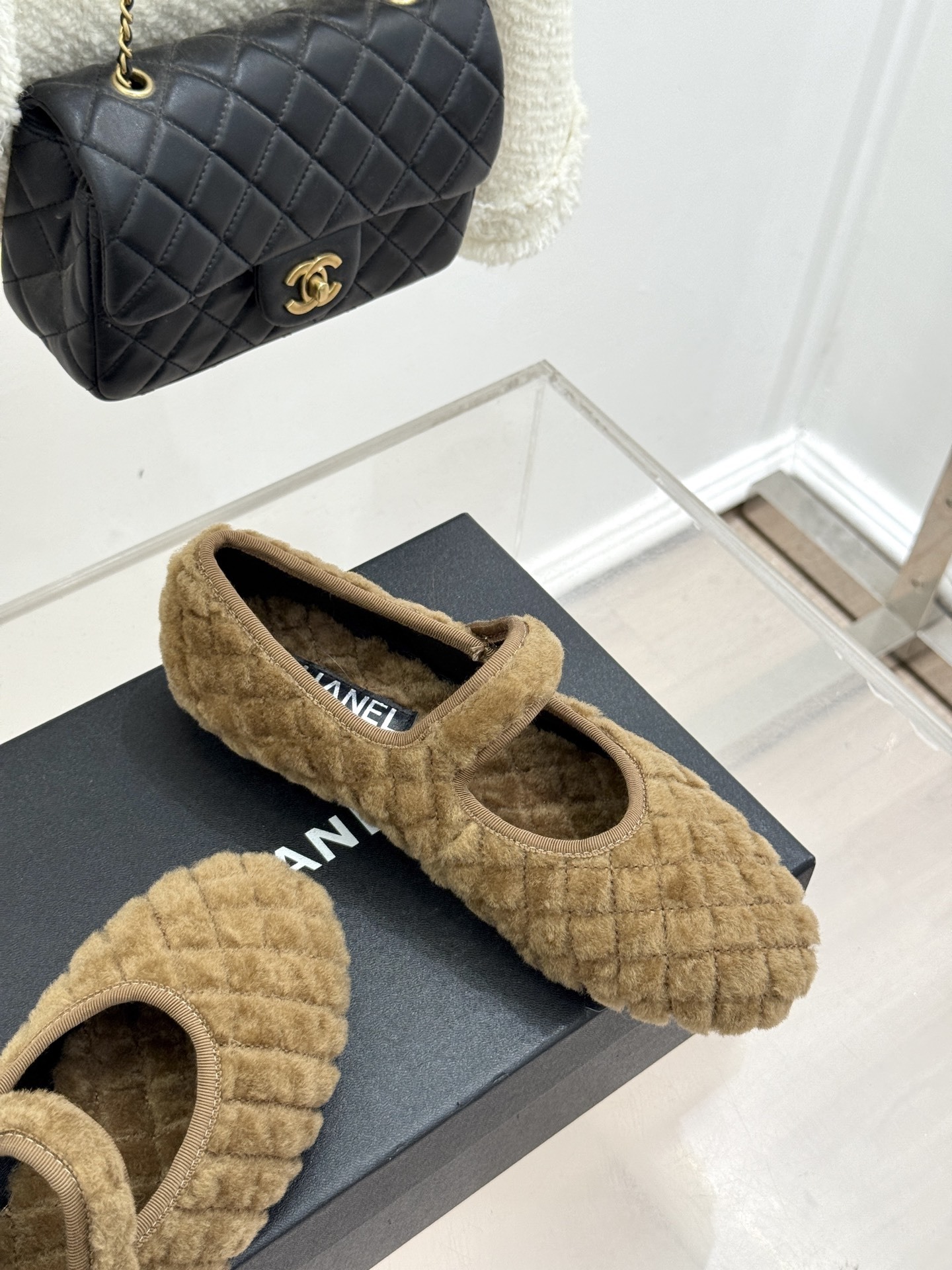 CHANE*|小香经典菱格书包扣玛丽珍毛毛鞋穿上这双毛毛鞋 瞬间踏入香家的精致优雅世界经典菱格纹与标志性