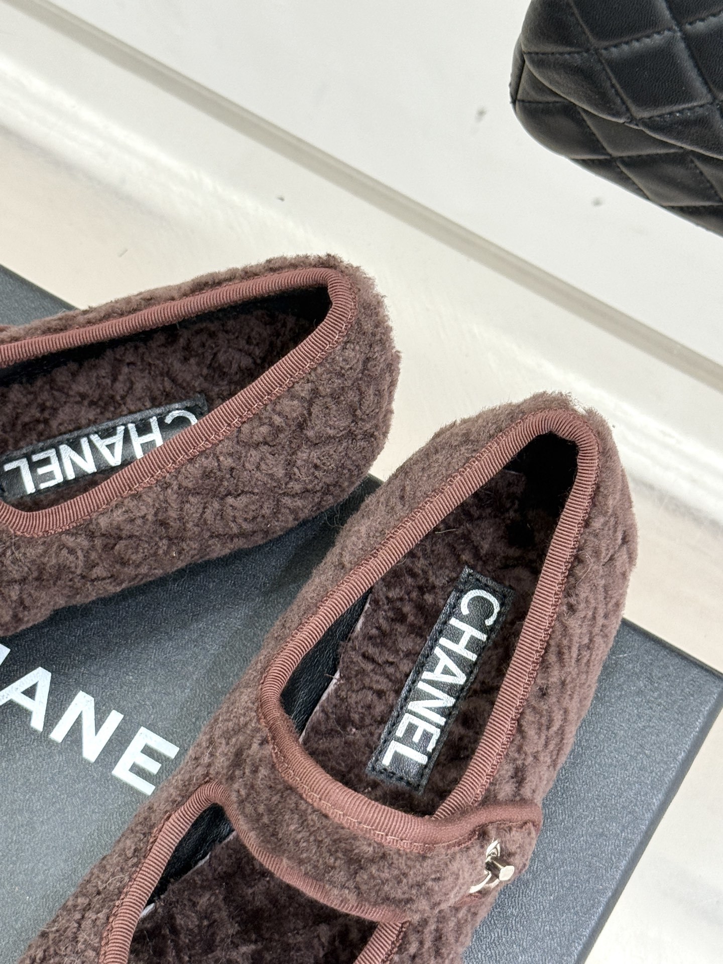 CHANE*|小香经典菱格书包扣玛丽珍毛毛鞋穿上这双毛毛鞋 瞬间踏入香家的精致优雅世界经典菱格纹与标志性
