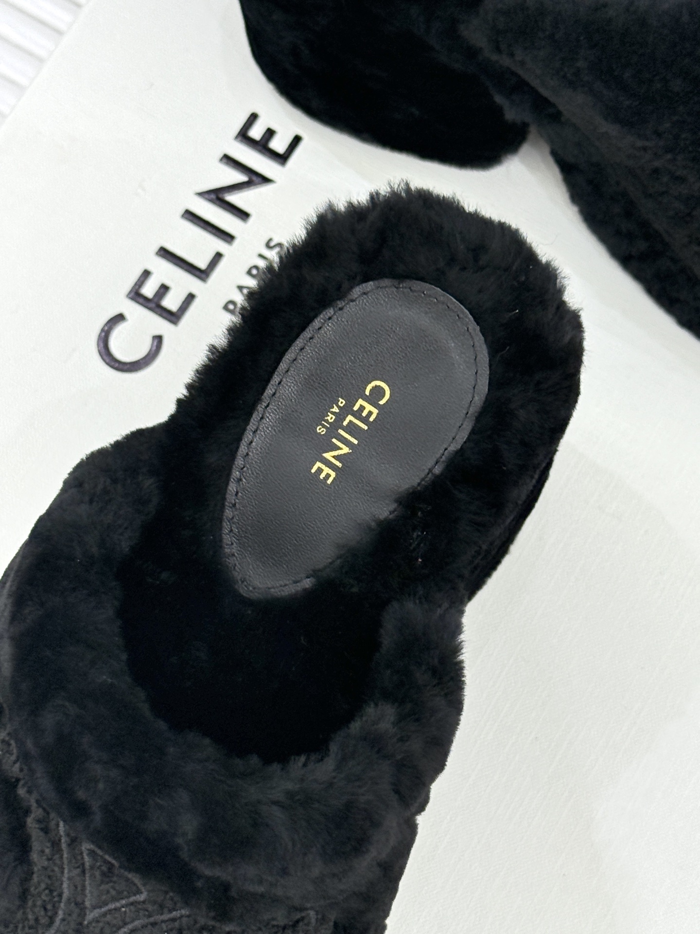 Celine/塞琳25WF大凯旋门防水台高跟毛拖踏入C家毛拖的世界 邂逅一场舒适与奢华的邂逅。它以独特设