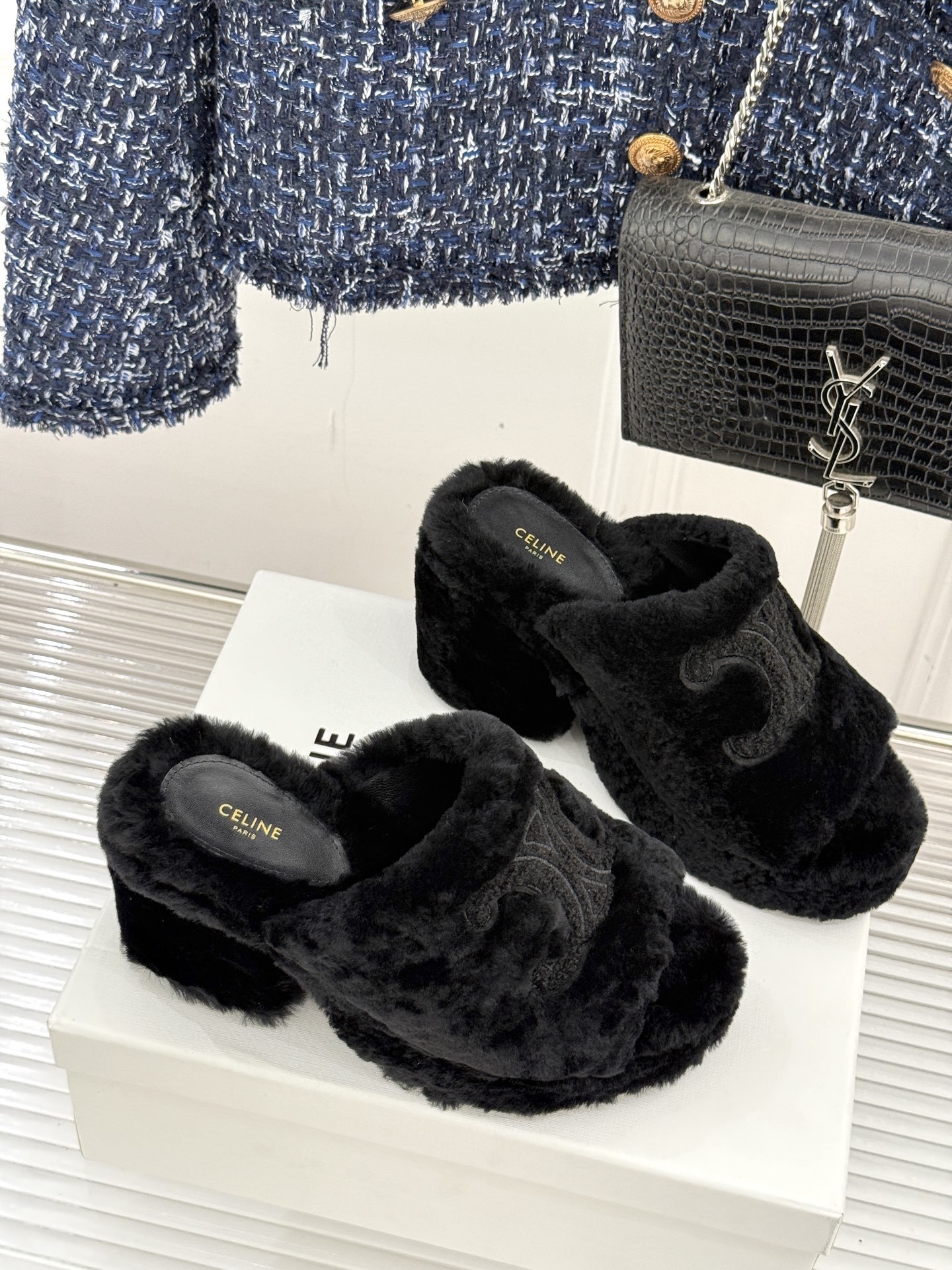Celine/塞琳25WF大凯旋门防水台高跟毛拖踏入C家毛拖的世界 邂逅一场舒适与奢华的邂逅。它以独特设