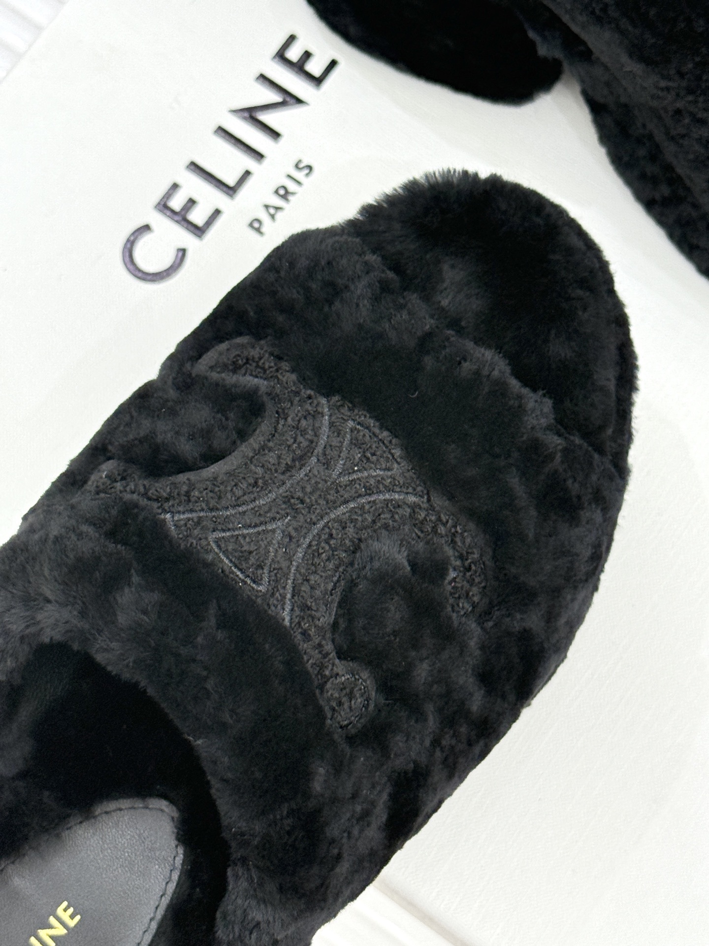 Celine/塞琳25WF大凯旋门防水台高跟毛拖踏入C家毛拖的世界 邂逅一场舒适与奢华的邂逅。它以独特设