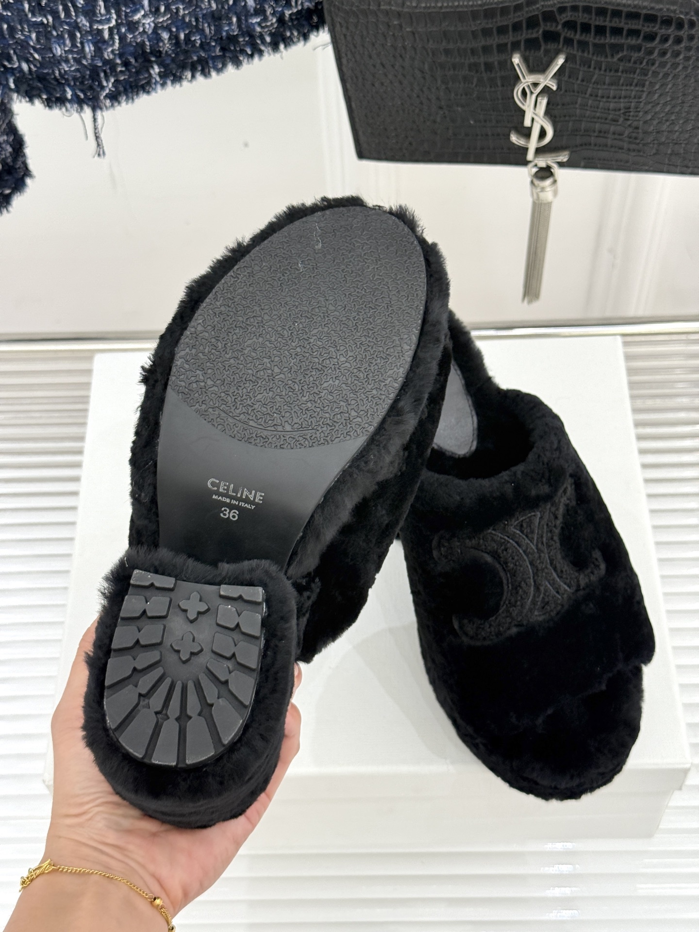 Celine/塞琳25WF大凯旋门防水台高跟毛拖踏入C家毛拖的世界 邂逅一场舒适与奢华的邂逅。它以独特设