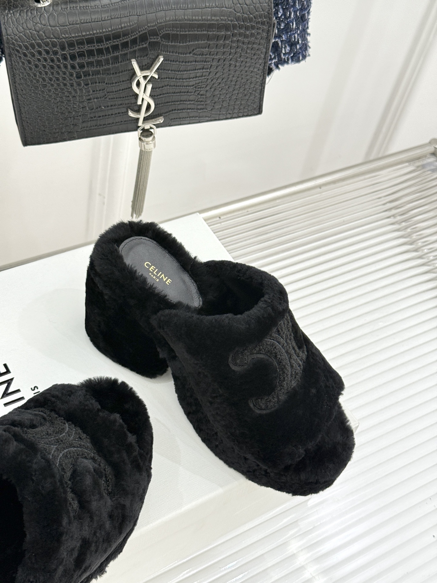 Celine/塞琳25WF大凯旋门防水台高跟毛拖踏入C家毛拖的世界 邂逅一场舒适与奢华的邂逅。它以独特设