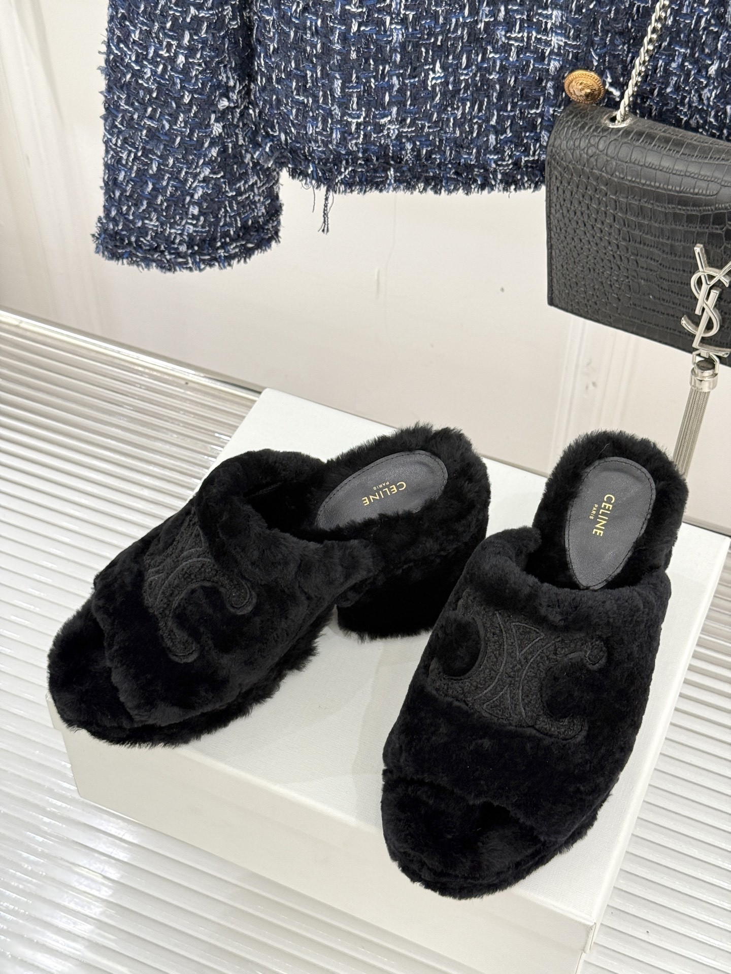 Celine/塞琳25WF大凯旋门防水台高跟毛拖踏入C家毛拖的世界 邂逅一场舒适与奢华的邂逅。它以独特设