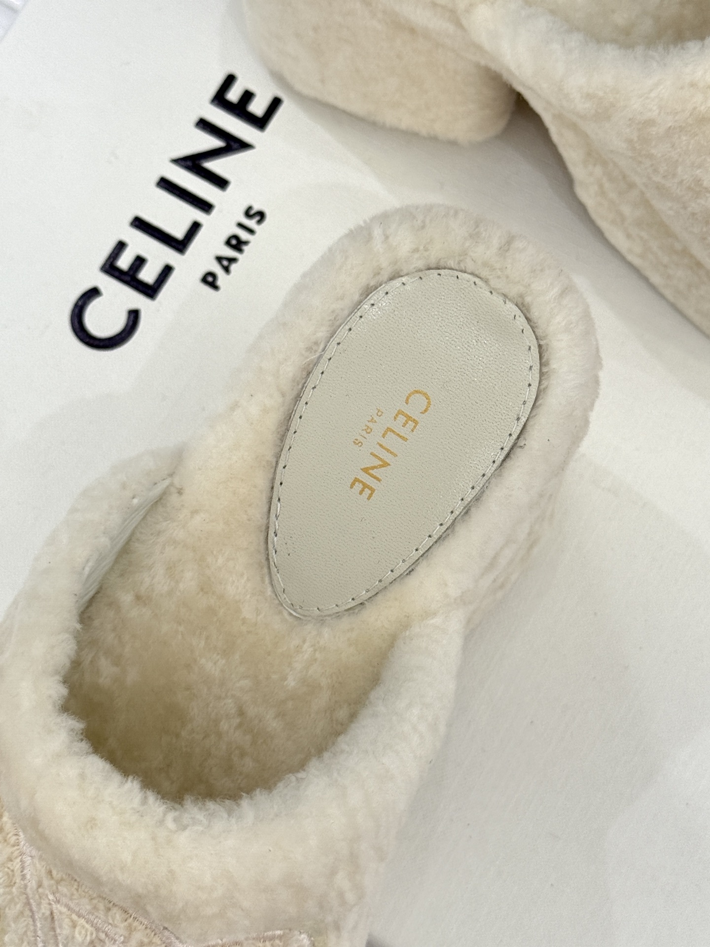 Celine/塞琳25WF大凯旋门防水台高跟毛拖踏入C家毛拖的世界 邂逅一场舒适与奢华的邂逅。它以独特设