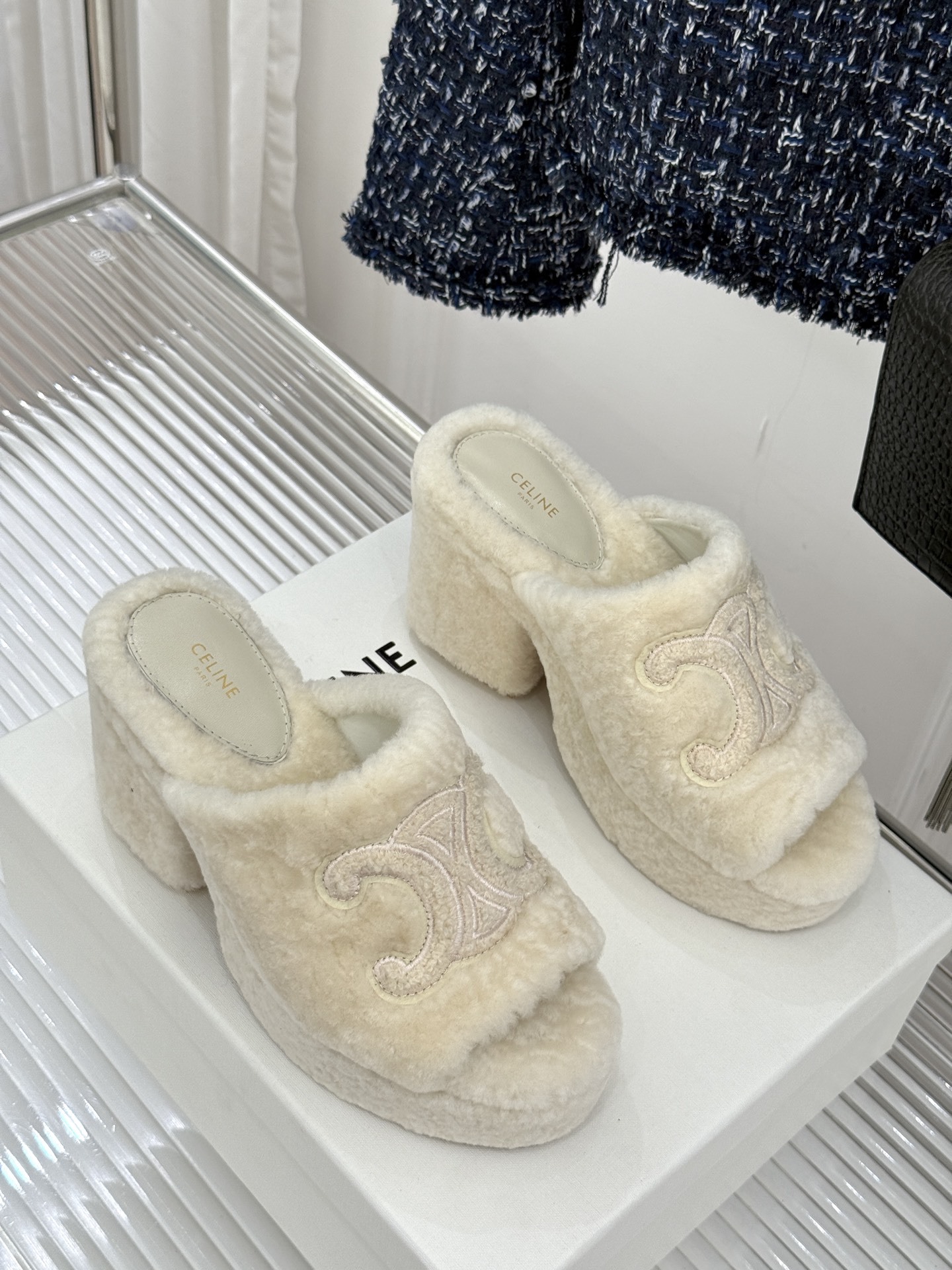 Celine/塞琳25WF大凯旋门防水台高跟毛拖踏入C家毛拖的世界 邂逅一场舒适与奢华的邂逅。它以独特设