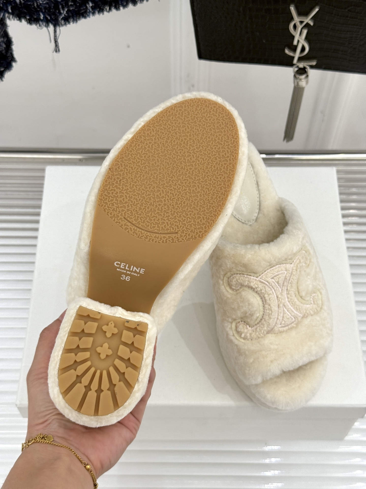 Celine/塞琳25WF大凯旋门防水台高跟毛拖踏入C家毛拖的世界 邂逅一场舒适与奢华的邂逅。它以独特设