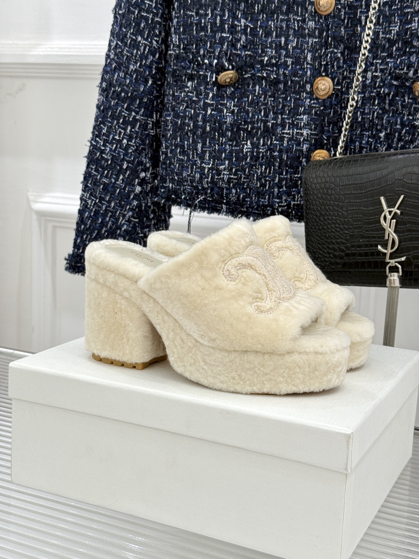 Celine/塞琳25WF大凯旋门防水台高跟毛拖踏入C家毛拖的世界 邂逅一场舒适与奢华的邂逅。它以独特设