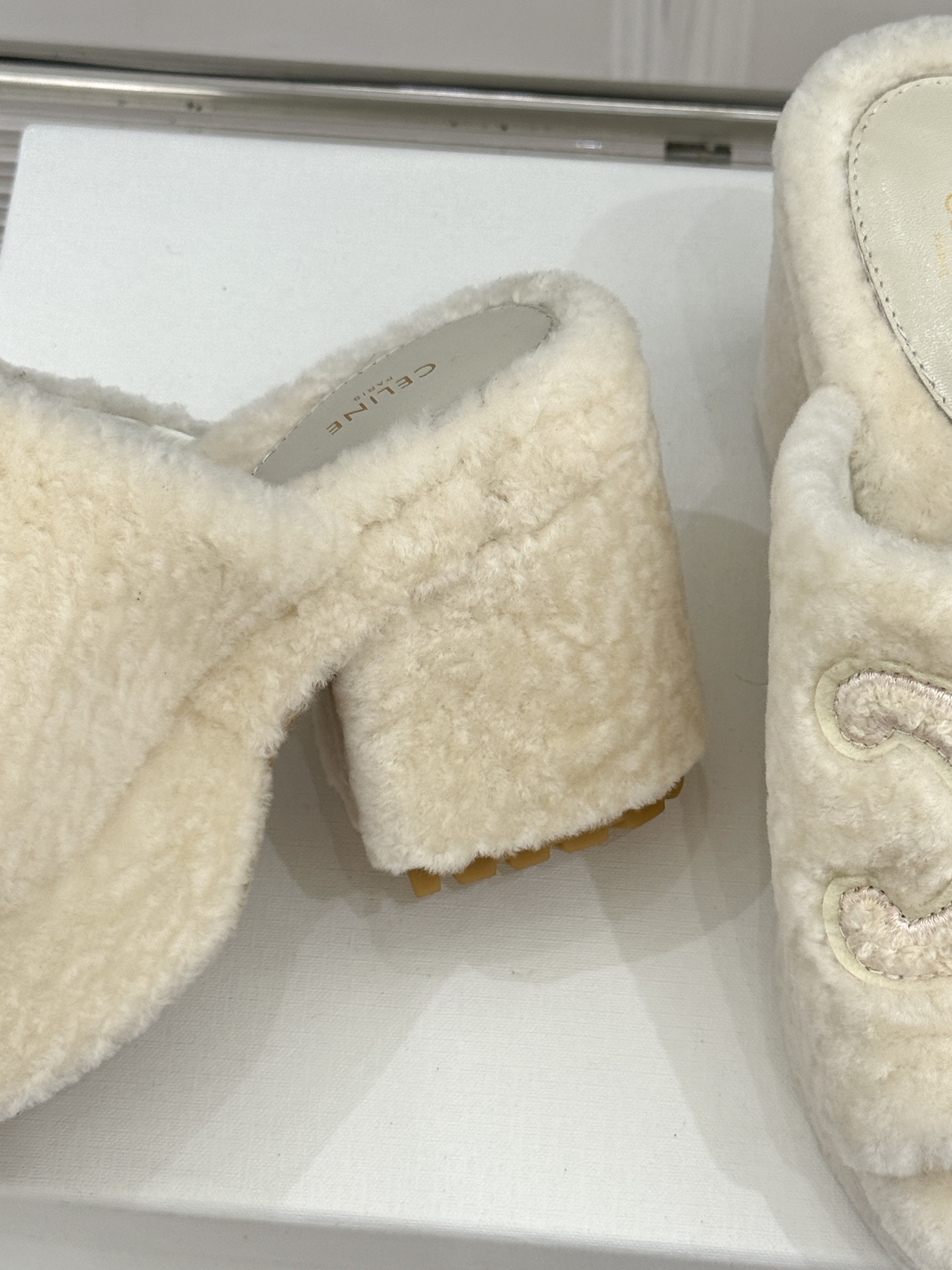 Celine/塞琳25WF大凯旋门防水台高跟毛拖踏入C家毛拖的世界 邂逅一场舒适与奢华的邂逅。它以独特设