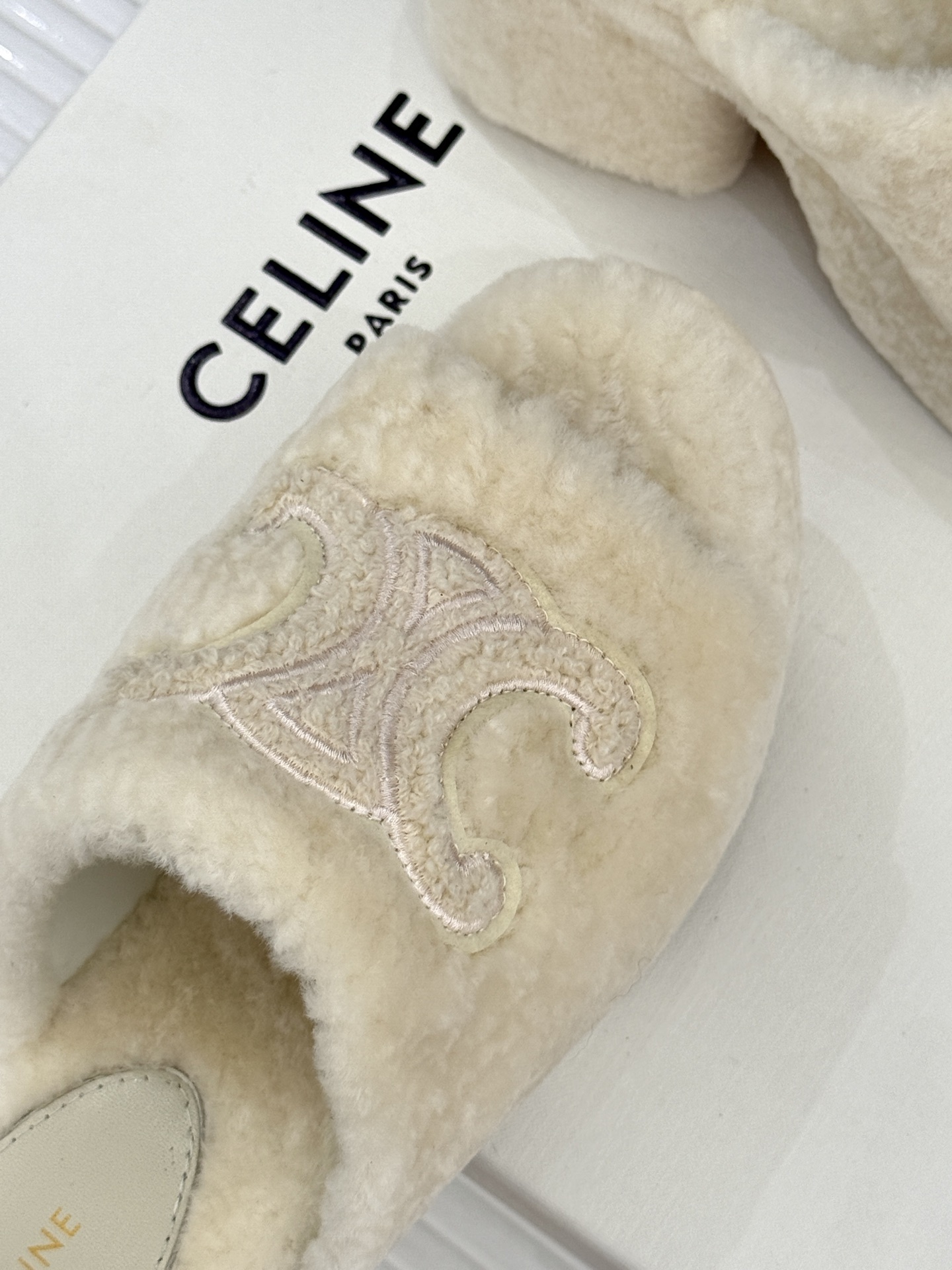 Celine/塞琳25WF大凯旋门防水台高跟毛拖踏入C家毛拖的世界 邂逅一场舒适与奢华的邂逅。它以独特设