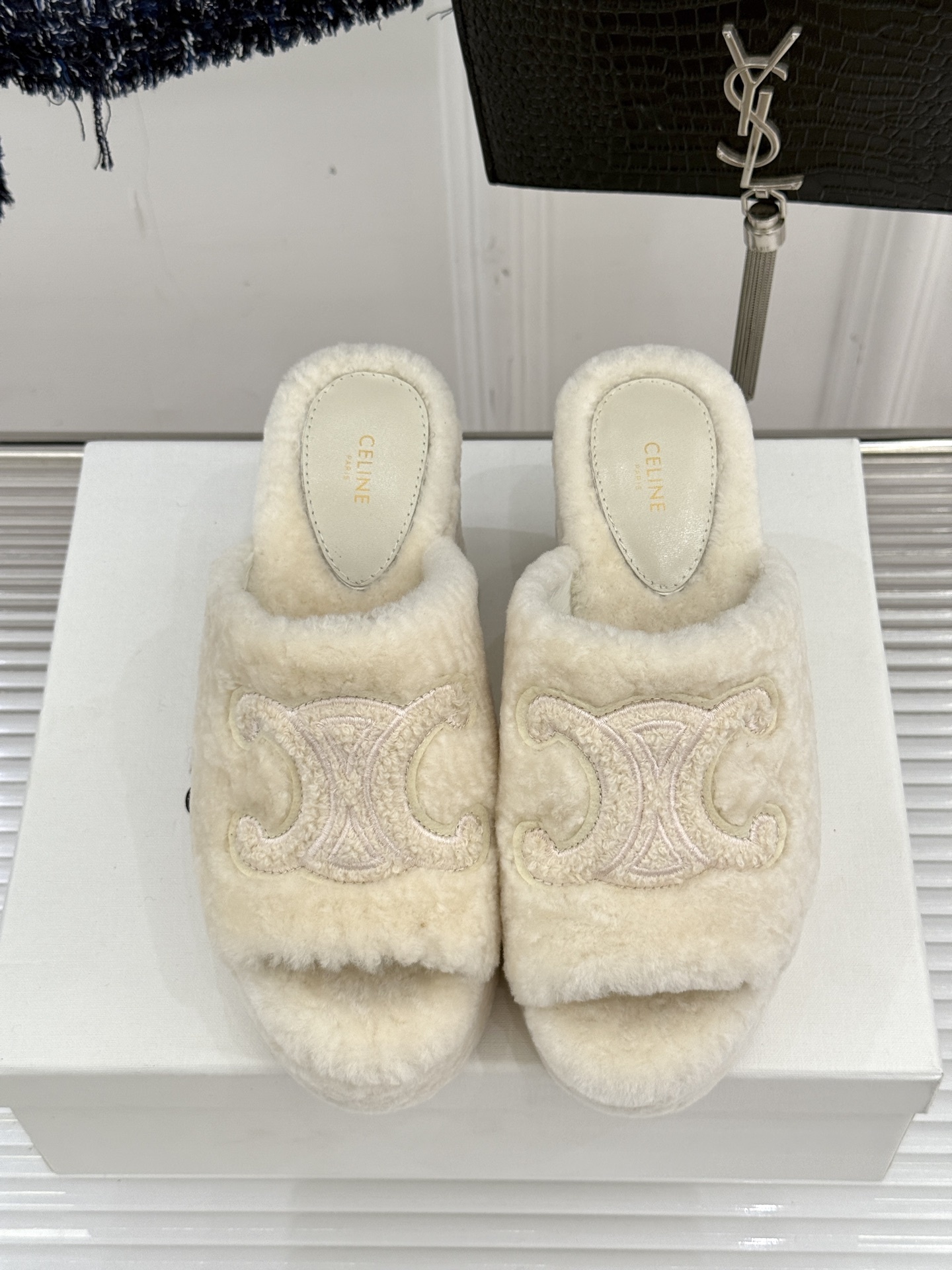 Celine/塞琳25WF大凯旋门防水台高跟毛拖踏入C家毛拖的世界 邂逅一场舒适与奢华的邂逅。它以独特设