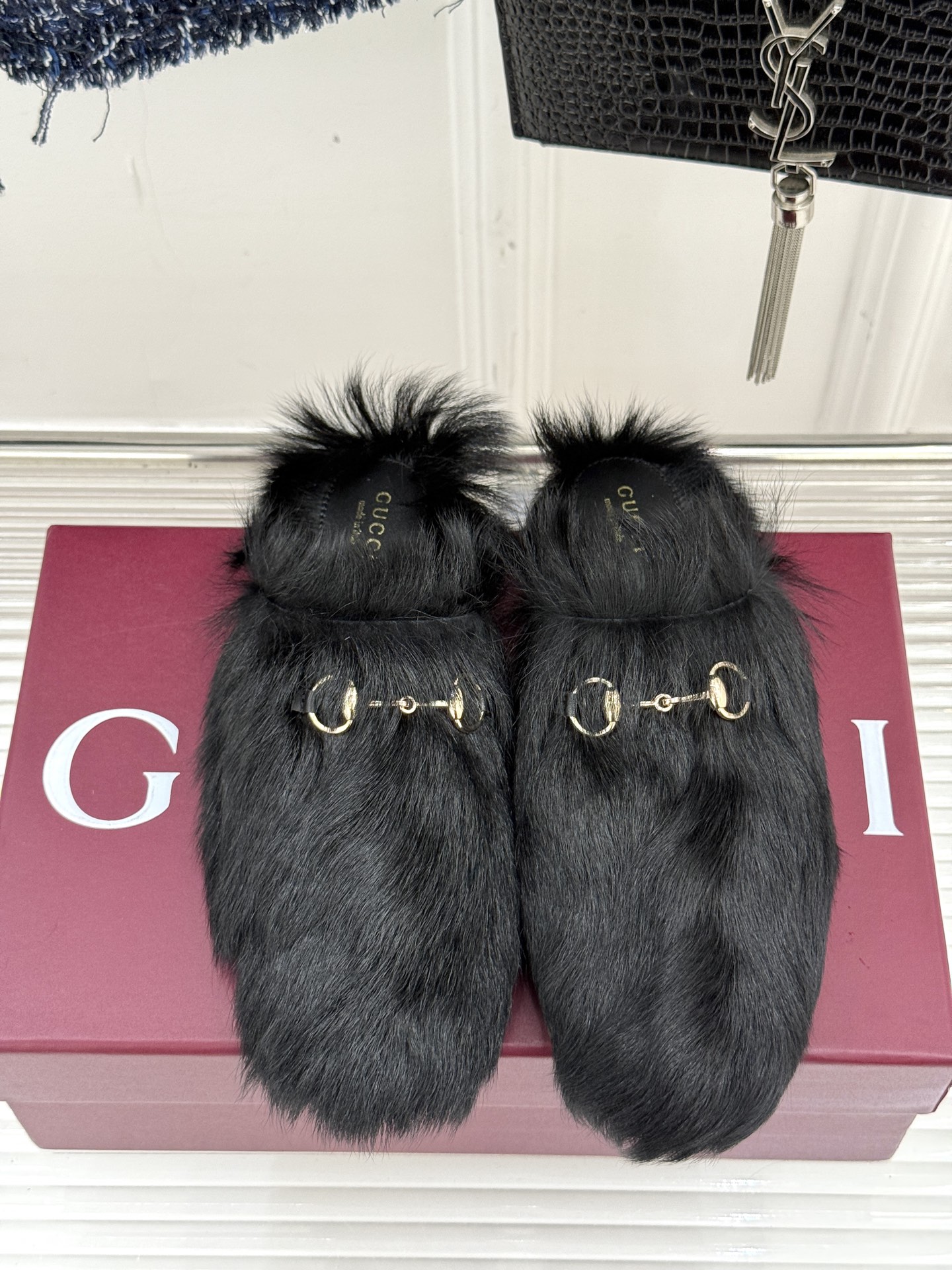 Gucci/古驰25WF新品马衔扣穆勒拖毛毛拖这双毛毛拖是慵懒与奢华的完美碰撞穿上瞬间松弛感与高级感并存
